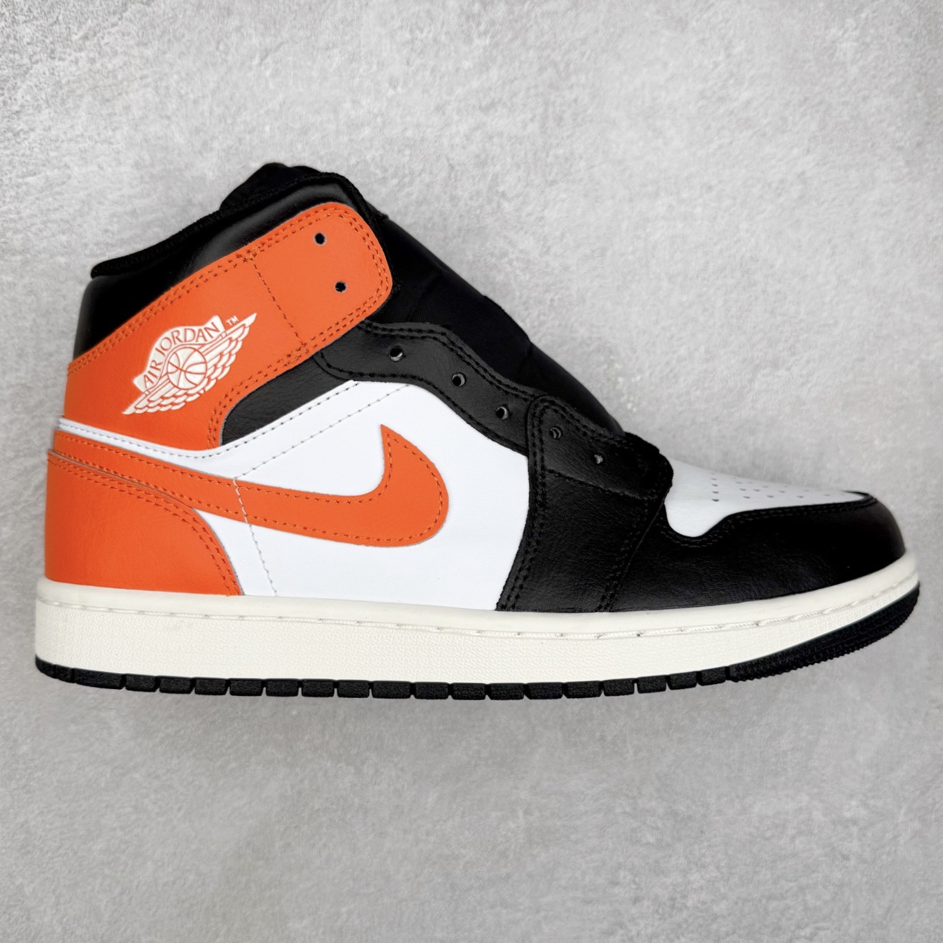 ＃DT纯原 Air Jordan AJ1 Mid 中帮 黑橙扣碎 DQ8426-801 终端优势供应 市面中低帮最具代表性版本没有之一 口碑大厂出品 品控大底版型不断改良更新 全套原纸板楦头开发 确保原汁原味 完美呈现版型 完美零毛边处理 原厂内置全掌气垫 价格定位良心 平台专用代工流水线出品 一眼公司既视感 拿到手的一瞬间就与众不同 碾压市面所有版本 全部原鞋开发 每一个配色都会采购原鞋确认细节 打破市面看图做货无好货之说 尺码：35.5 36 36.5 37.5 38 38.5 39 40 40.5 41 42 42.5 43 44 44.5 45 46-选品中心
