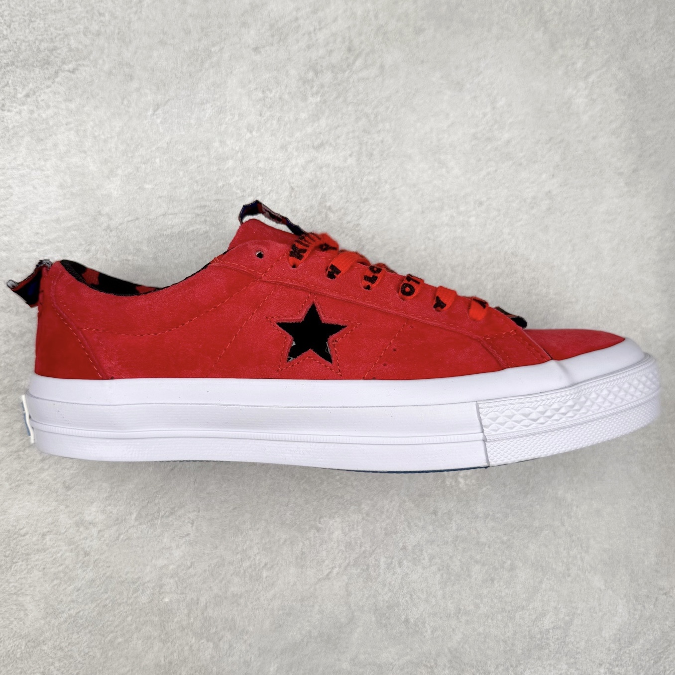 Converse x Hello Kitty 联名 结合经典的One Star鞋款 红色鞋身搭配侧面黑色星星Logo 凯蒂猫提拉贯穿鞋身 细节点缀巧妙 充满趣味性 彻底释放你的公举心 麂皮材质 质感拉满 货号：163905C 尺码：35 36 39.5 37 37.5 38 39 40 41 41.5 42 42.5 43 44-选品中心