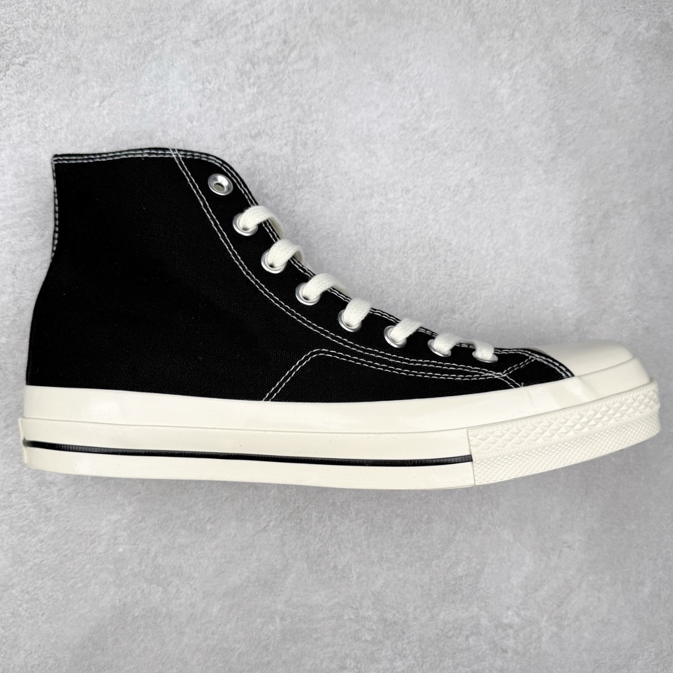TOYA HORIUCHI x Converse All Star SQUARETOE OX 方头 皮质黑色 匡威新款 日本限定 低帮休闲板鞋 来自Converse Japan 全新「Square Toe」系列，保留了Chuck Taylor标志性设计，只不过把那个再熟悉不过的圆头，换成了一个干脆利落的「方头」。变化虽小，风格却大不同！ 设计上与早前Rick Owens 的联名方头有几分神似，却更日常、更易穿、更人人皆可驾驭。 值得一提的是，方头造型不仅更有态度，也在前掌预留了更多空间，让穿着体验更加舒适，好看又好穿，真的很难不心动。 货号：31315790 尺码：35 36 37 38 39 40 41 42 43 44 （⚠️方头款尺码比1970s偏大一码）-选品中心