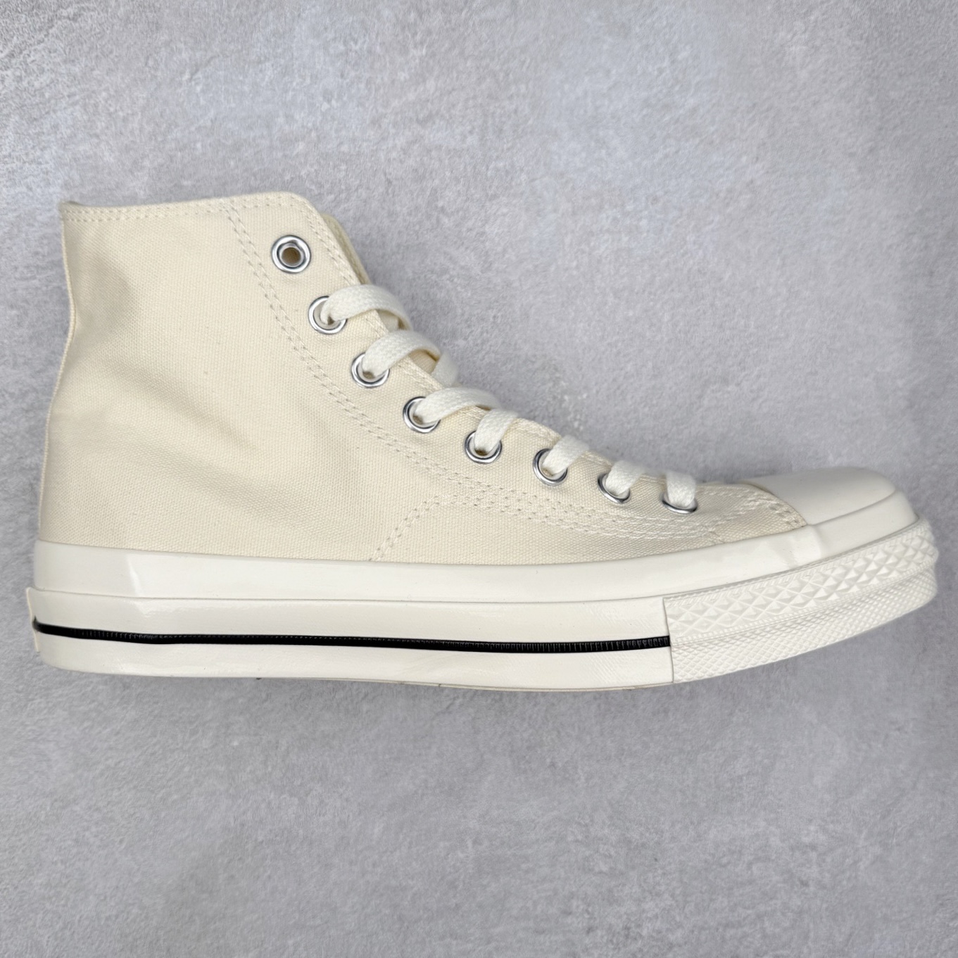 TOYA HORIUCHI x Converse All Star SQUARETOE OX 方头 皮质黑色 匡威新款 日本限定 低帮休闲板鞋 来自Converse Japan 全新「Square Toe」系列，保留了Chuck Taylor标志性设计，只不过把那个再熟悉不过的圆头，换成了一个干脆利落的「方头」。变化虽小，风格却大不同！ 设计上与早前Rick Owens 的联名方头有几分神似，却更日常、更易穿、更人人皆可驾驭。 值得一提的是，方头造型不仅更有态度，也在前掌预留了更多空间，让穿着体验更加舒适，好看又好穿，真的很难不心动。 货号：31315790 尺码：35 36 37 38 39 40 41 42 43 44 （⚠️方头款尺码比1970s偏大一码）-选品中心