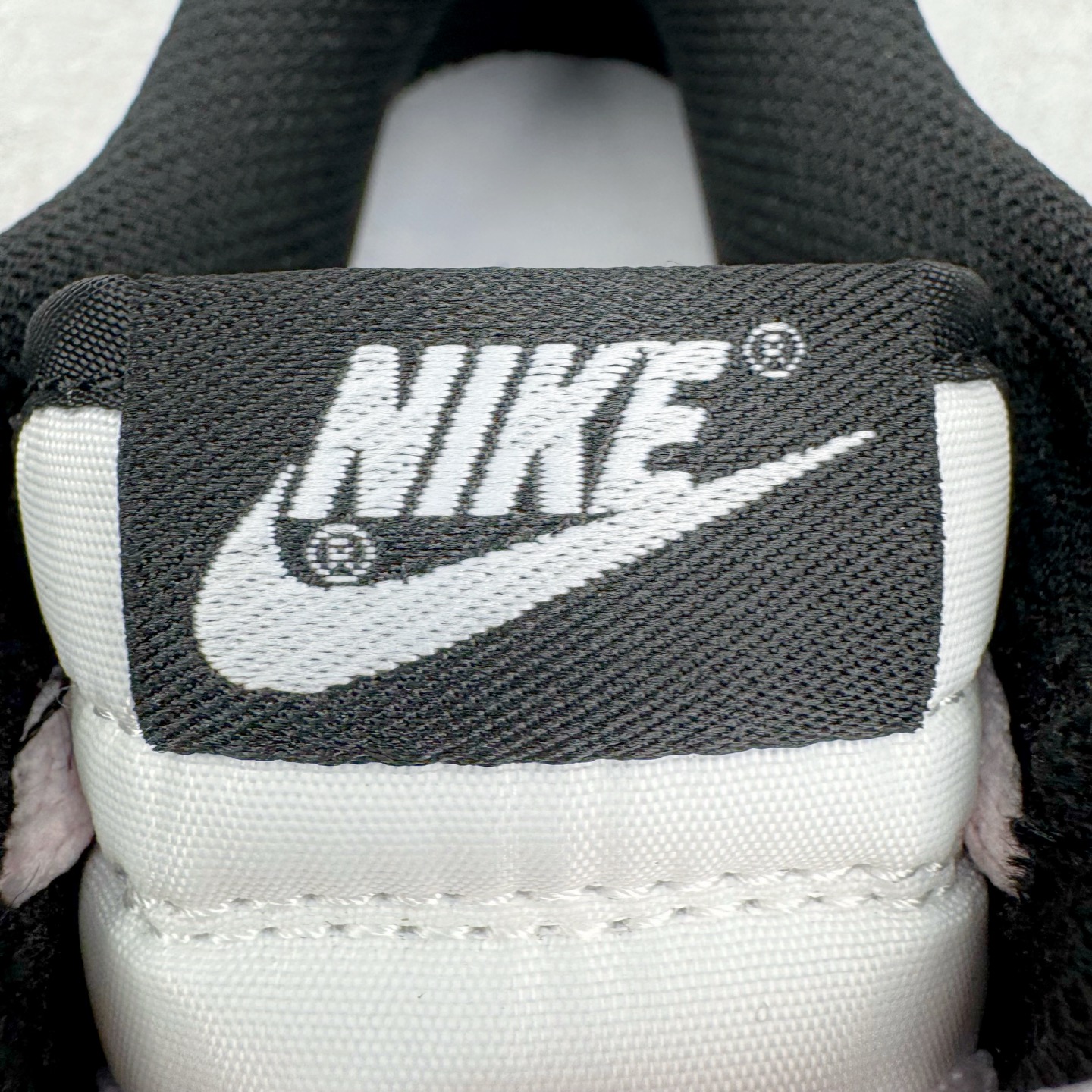 图片[14]-＃YC纯原 NK Dunk Low 樱花白桃 DD1391-100 此款以春日樱花为灵感，将樱花的柔粉与白桃的清甜融入设计。鞋身以淡粉为主调，如初绽樱瓣细腻柔软；黑色Swoosh利落勾勒轮廓，甜碰撞出甜酷交织的视觉张力。后跟点缀手写风\\\”Berry\\\”与爱心细节，似一句俏皮密语，为整体设计注入灵动巧思。定制系列天花板 无原鞋不开发 全系列得物原鞋一比一校对开发 配色持续更新中 终端对接 优势输出 全套原厂楦头原纸板数据档案倾力打造 原汁原味莞产 极致还原 圈内最强针车工艺 高端零售指定版 广东原厂配套原盒原标 鞋盒分三个尺码段 原厂冲刀 超高清洁度 全鞋零毛边皮料切割 采用原厂百宏鞋带以及原厂百宏织唛舌标 内标可供原厂几率过验 进口原装条纹中底布 四线拉帮白色点胶 原厂拉帮手法遵循公司 原厂电绣 极致还原 尺码：36 36.5 37.5 38 38.5 39 40 40.5 41 42 42.5 43 44 44.5 45 46-选品中心