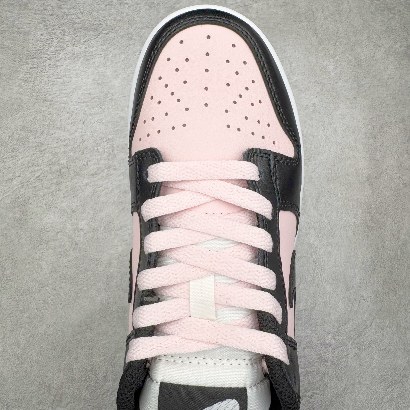 图片[4]-＃YC纯原 NK Dunk Low 樱花白桃 DD1391-100 此款以春日樱花为灵感，将樱花的柔粉与白桃的清甜融入设计。鞋身以淡粉为主调，如初绽樱瓣细腻柔软；黑色Swoosh利落勾勒轮廓，甜碰撞出甜酷交织的视觉张力。后跟点缀手写风\\\”Berry\\\”与爱心细节，似一句俏皮密语，为整体设计注入灵动巧思。定制系列天花板 无原鞋不开发 全系列得物原鞋一比一校对开发 配色持续更新中 终端对接 优势输出 全套原厂楦头原纸板数据档案倾力打造 原汁原味莞产 极致还原 圈内最强针车工艺 高端零售指定版 广东原厂配套原盒原标 鞋盒分三个尺码段 原厂冲刀 超高清洁度 全鞋零毛边皮料切割 采用原厂百宏鞋带以及原厂百宏织唛舌标 内标可供原厂几率过验 进口原装条纹中底布 四线拉帮白色点胶 原厂拉帮手法遵循公司 原厂电绣 极致还原 尺码：36 36.5 37.5 38 38.5 39 40 40.5 41 42 42.5 43 44 44.5 45 46-选品中心