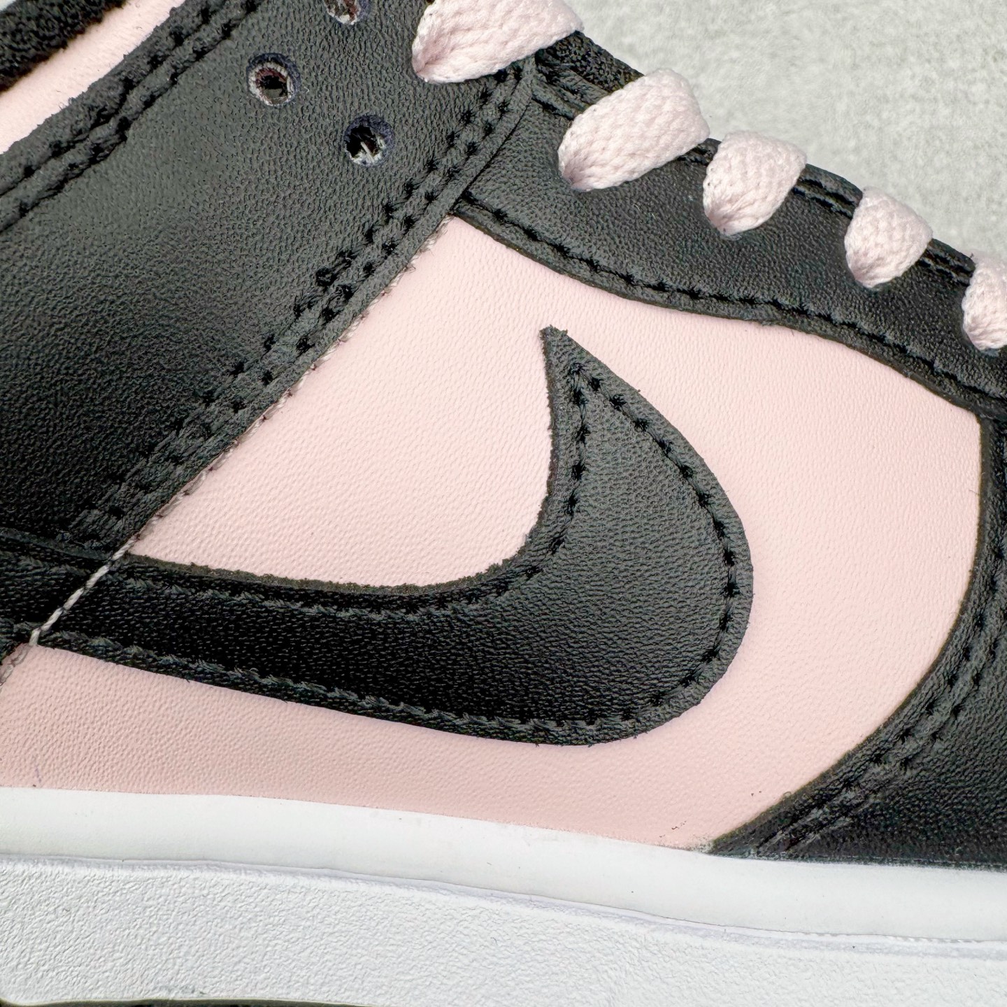 图片[18]-＃YC纯原 NK Dunk Low 樱花白桃 DD1391-100 此款以春日樱花为灵感，将樱花的柔粉与白桃的清甜融入设计。鞋身以淡粉为主调，如初绽樱瓣细腻柔软；黑色Swoosh利落勾勒轮廓，甜碰撞出甜酷交织的视觉张力。后跟点缀手写风\\\”Berry\\\”与爱心细节，似一句俏皮密语，为整体设计注入灵动巧思。定制系列天花板 无原鞋不开发 全系列得物原鞋一比一校对开发 配色持续更新中 终端对接 优势输出 全套原厂楦头原纸板数据档案倾力打造 原汁原味莞产 极致还原 圈内最强针车工艺 高端零售指定版 广东原厂配套原盒原标 鞋盒分三个尺码段 原厂冲刀 超高清洁度 全鞋零毛边皮料切割 采用原厂百宏鞋带以及原厂百宏织唛舌标 内标可供原厂几率过验 进口原装条纹中底布 四线拉帮白色点胶 原厂拉帮手法遵循公司 原厂电绣 极致还原 尺码：36 36.5 37.5 38 38.5 39 40 40.5 41 42 42.5 43 44 44.5 45 46-选品中心