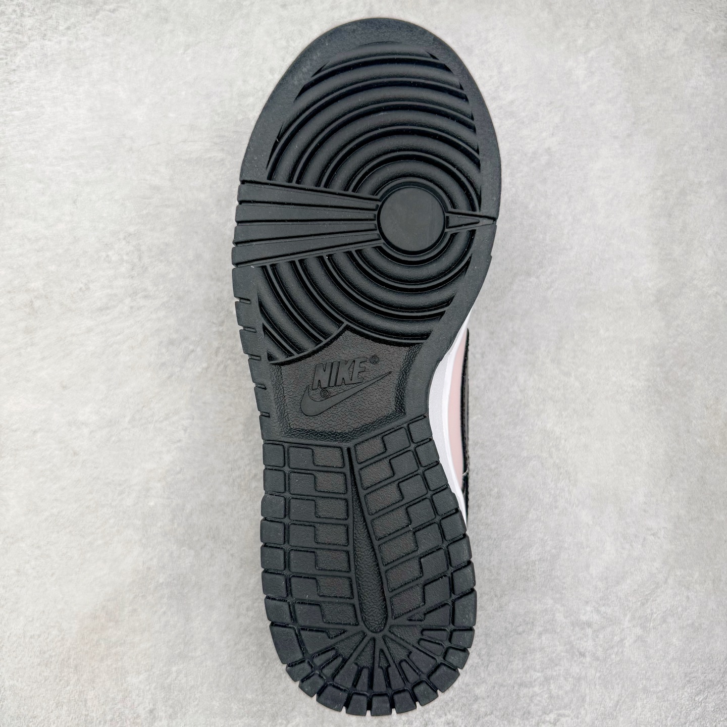 图片[9]-＃YC纯原 NK Dunk Low 樱花白桃 DD1391-100 此款以春日樱花为灵感，将樱花的柔粉与白桃的清甜融入设计。鞋身以淡粉为主调，如初绽樱瓣细腻柔软；黑色Swoosh利落勾勒轮廓，甜碰撞出甜酷交织的视觉张力。后跟点缀手写风\\\”Berry\\\”与爱心细节，似一句俏皮密语，为整体设计注入灵动巧思。定制系列天花板 无原鞋不开发 全系列得物原鞋一比一校对开发 配色持续更新中 终端对接 优势输出 全套原厂楦头原纸板数据档案倾力打造 原汁原味莞产 极致还原 圈内最强针车工艺 高端零售指定版 广东原厂配套原盒原标 鞋盒分三个尺码段 原厂冲刀 超高清洁度 全鞋零毛边皮料切割 采用原厂百宏鞋带以及原厂百宏织唛舌标 内标可供原厂几率过验 进口原装条纹中底布 四线拉帮白色点胶 原厂拉帮手法遵循公司 原厂电绣 极致还原 尺码：36 36.5 37.5 38 38.5 39 40 40.5 41 42 42.5 43 44 44.5 45 46-选品中心