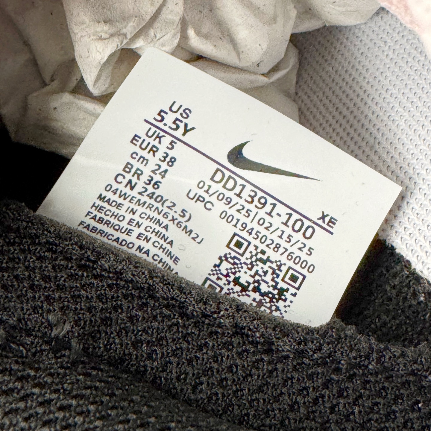 图片[12]-＃YC纯原 NK Dunk Low 樱花白桃 DD1391-100 此款以春日樱花为灵感，将樱花的柔粉与白桃的清甜融入设计。鞋身以淡粉为主调，如初绽樱瓣细腻柔软；黑色Swoosh利落勾勒轮廓，甜碰撞出甜酷交织的视觉张力。后跟点缀手写风\\\”Berry\\\”与爱心细节，似一句俏皮密语，为整体设计注入灵动巧思。定制系列天花板 无原鞋不开发 全系列得物原鞋一比一校对开发 配色持续更新中 终端对接 优势输出 全套原厂楦头原纸板数据档案倾力打造 原汁原味莞产 极致还原 圈内最强针车工艺 高端零售指定版 广东原厂配套原盒原标 鞋盒分三个尺码段 原厂冲刀 超高清洁度 全鞋零毛边皮料切割 采用原厂百宏鞋带以及原厂百宏织唛舌标 内标可供原厂几率过验 进口原装条纹中底布 四线拉帮白色点胶 原厂拉帮手法遵循公司 原厂电绣 极致还原 尺码：36 36.5 37.5 38 38.5 39 40 40.5 41 42 42.5 43 44 44.5 45 46-选品中心