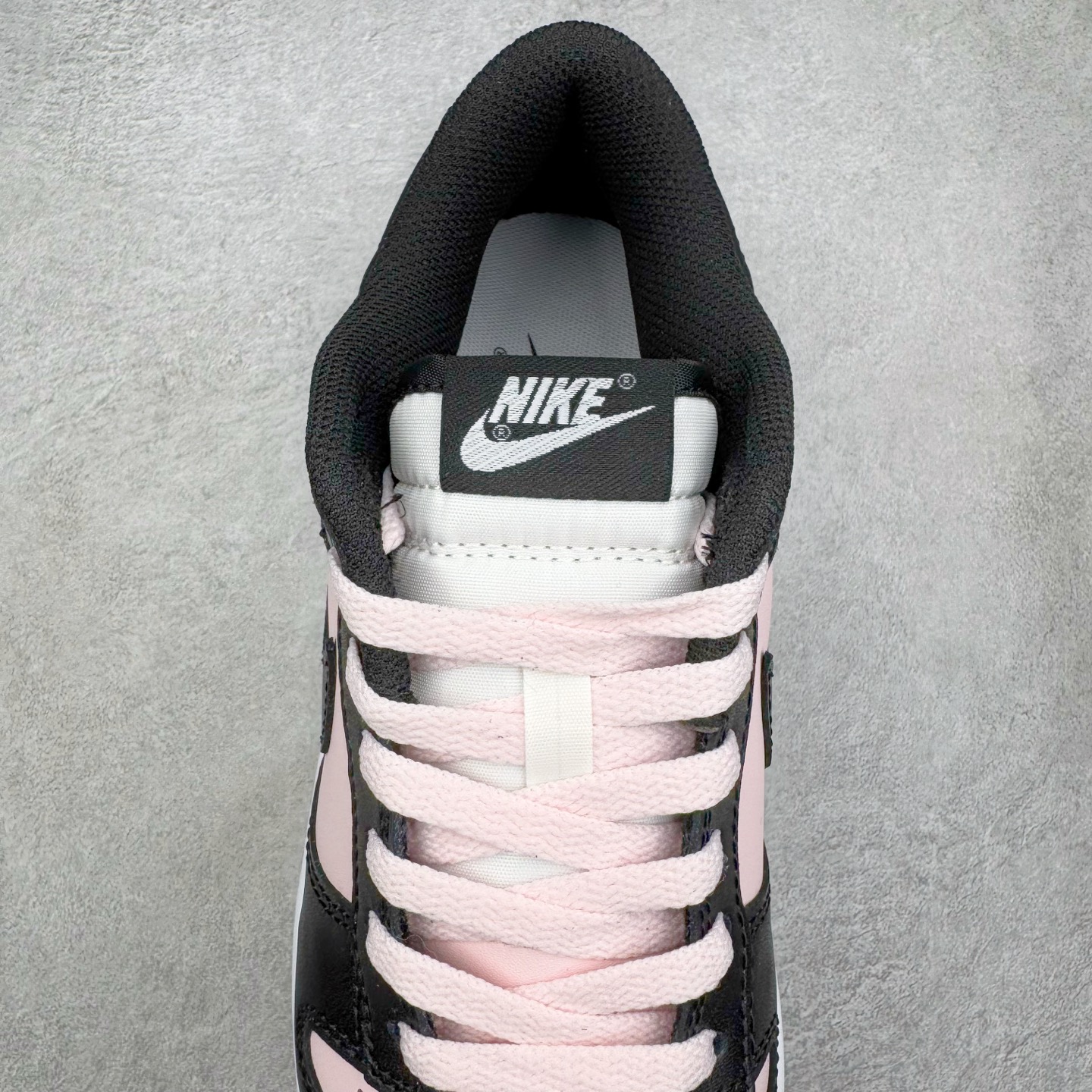 图片[5]-＃YC纯原 NK Dunk Low 樱花白桃 DD1391-100 此款以春日樱花为灵感，将樱花的柔粉与白桃的清甜融入设计。鞋身以淡粉为主调，如初绽樱瓣细腻柔软；黑色Swoosh利落勾勒轮廓，甜碰撞出甜酷交织的视觉张力。后跟点缀手写风\\\”Berry\\\”与爱心细节，似一句俏皮密语，为整体设计注入灵动巧思。定制系列天花板 无原鞋不开发 全系列得物原鞋一比一校对开发 配色持续更新中 终端对接 优势输出 全套原厂楦头原纸板数据档案倾力打造 原汁原味莞产 极致还原 圈内最强针车工艺 高端零售指定版 广东原厂配套原盒原标 鞋盒分三个尺码段 原厂冲刀 超高清洁度 全鞋零毛边皮料切割 采用原厂百宏鞋带以及原厂百宏织唛舌标 内标可供原厂几率过验 进口原装条纹中底布 四线拉帮白色点胶 原厂拉帮手法遵循公司 原厂电绣 极致还原 尺码：36 36.5 37.5 38 38.5 39 40 40.5 41 42 42.5 43 44 44.5 45 46-选品中心