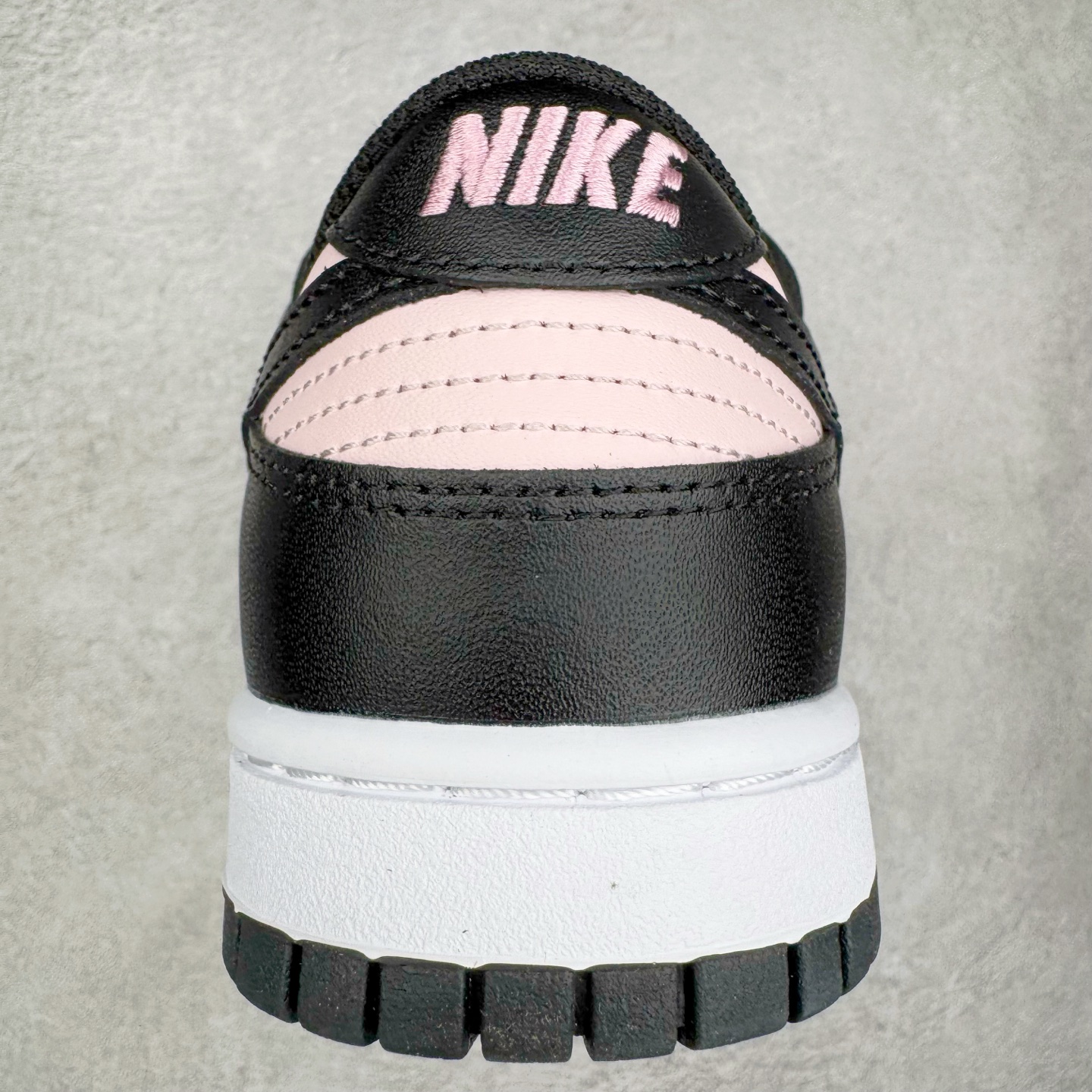 图片[8]-＃YC纯原 NK Dunk Low 樱花白桃 DD1391-100 此款以春日樱花为灵感，将樱花的柔粉与白桃的清甜融入设计。鞋身以淡粉为主调，如初绽樱瓣细腻柔软；黑色Swoosh利落勾勒轮廓，甜碰撞出甜酷交织的视觉张力。后跟点缀手写风\\\”Berry\\\”与爱心细节，似一句俏皮密语，为整体设计注入灵动巧思。定制系列天花板 无原鞋不开发 全系列得物原鞋一比一校对开发 配色持续更新中 终端对接 优势输出 全套原厂楦头原纸板数据档案倾力打造 原汁原味莞产 极致还原 圈内最强针车工艺 高端零售指定版 广东原厂配套原盒原标 鞋盒分三个尺码段 原厂冲刀 超高清洁度 全鞋零毛边皮料切割 采用原厂百宏鞋带以及原厂百宏织唛舌标 内标可供原厂几率过验 进口原装条纹中底布 四线拉帮白色点胶 原厂拉帮手法遵循公司 原厂电绣 极致还原 尺码：36 36.5 37.5 38 38.5 39 40 40.5 41 42 42.5 43 44 44.5 45 46-选品中心