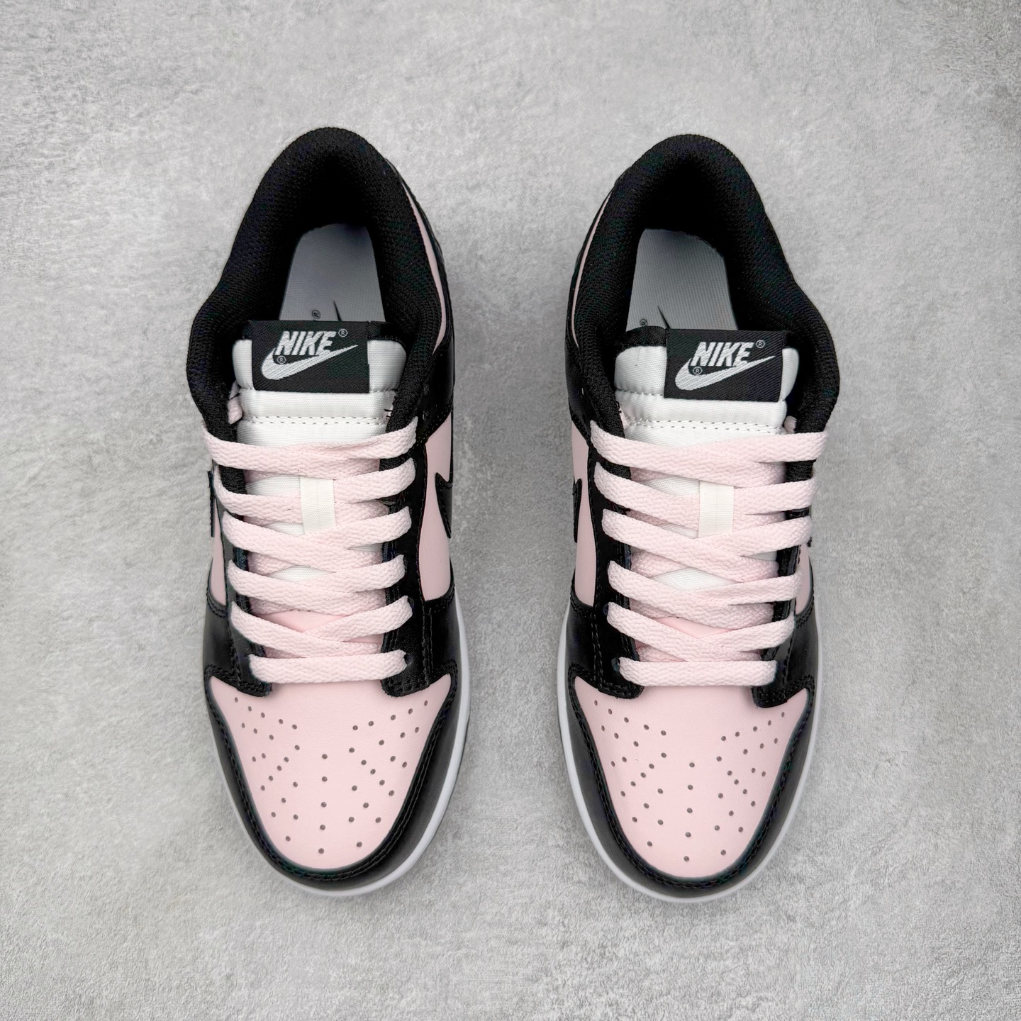 图片[2]-＃YC纯原 NK Dunk Low 樱花白桃 DD1391-100 此款以春日樱花为灵感，将樱花的柔粉与白桃的清甜融入设计。鞋身以淡粉为主调，如初绽樱瓣细腻柔软；黑色Swoosh利落勾勒轮廓，甜碰撞出甜酷交织的视觉张力。后跟点缀手写风\\\”Berry\\\”与爱心细节，似一句俏皮密语，为整体设计注入灵动巧思。定制系列天花板 无原鞋不开发 全系列得物原鞋一比一校对开发 配色持续更新中 终端对接 优势输出 全套原厂楦头原纸板数据档案倾力打造 原汁原味莞产 极致还原 圈内最强针车工艺 高端零售指定版 广东原厂配套原盒原标 鞋盒分三个尺码段 原厂冲刀 超高清洁度 全鞋零毛边皮料切割 采用原厂百宏鞋带以及原厂百宏织唛舌标 内标可供原厂几率过验 进口原装条纹中底布 四线拉帮白色点胶 原厂拉帮手法遵循公司 原厂电绣 极致还原 尺码：36 36.5 37.5 38 38.5 39 40 40.5 41 42 42.5 43 44 44.5 45 46-选品中心