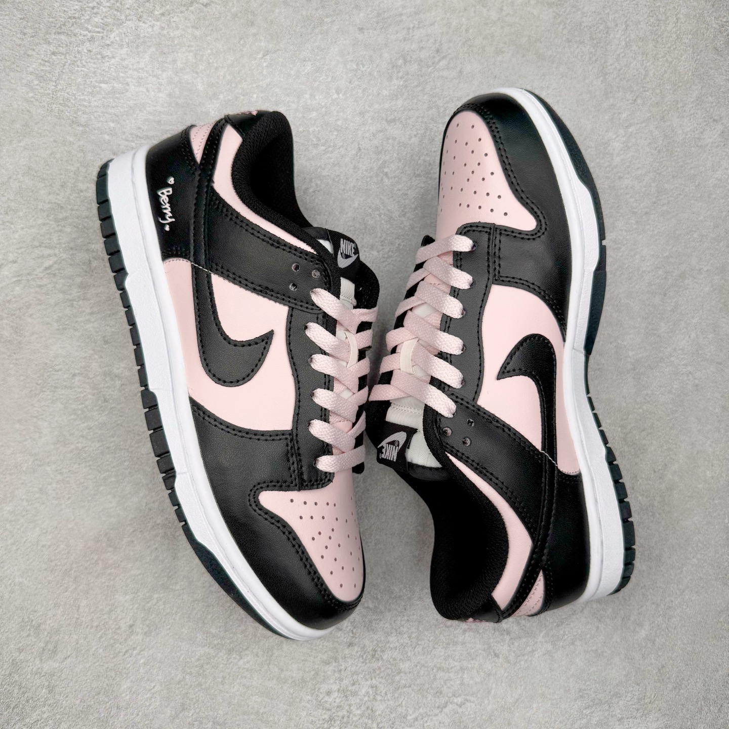 图片[3]-＃YC纯原 NK Dunk Low 樱花白桃 DD1391-100 此款以春日樱花为灵感，将樱花的柔粉与白桃的清甜融入设计。鞋身以淡粉为主调，如初绽樱瓣细腻柔软；黑色Swoosh利落勾勒轮廓，甜碰撞出甜酷交织的视觉张力。后跟点缀手写风\\\”Berry\\\”与爱心细节，似一句俏皮密语，为整体设计注入灵动巧思。定制系列天花板 无原鞋不开发 全系列得物原鞋一比一校对开发 配色持续更新中 终端对接 优势输出 全套原厂楦头原纸板数据档案倾力打造 原汁原味莞产 极致还原 圈内最强针车工艺 高端零售指定版 广东原厂配套原盒原标 鞋盒分三个尺码段 原厂冲刀 超高清洁度 全鞋零毛边皮料切割 采用原厂百宏鞋带以及原厂百宏织唛舌标 内标可供原厂几率过验 进口原装条纹中底布 四线拉帮白色点胶 原厂拉帮手法遵循公司 原厂电绣 极致还原 尺码：36 36.5 37.5 38 38.5 39 40 40.5 41 42 42.5 43 44 44.5 45 46-选品中心
