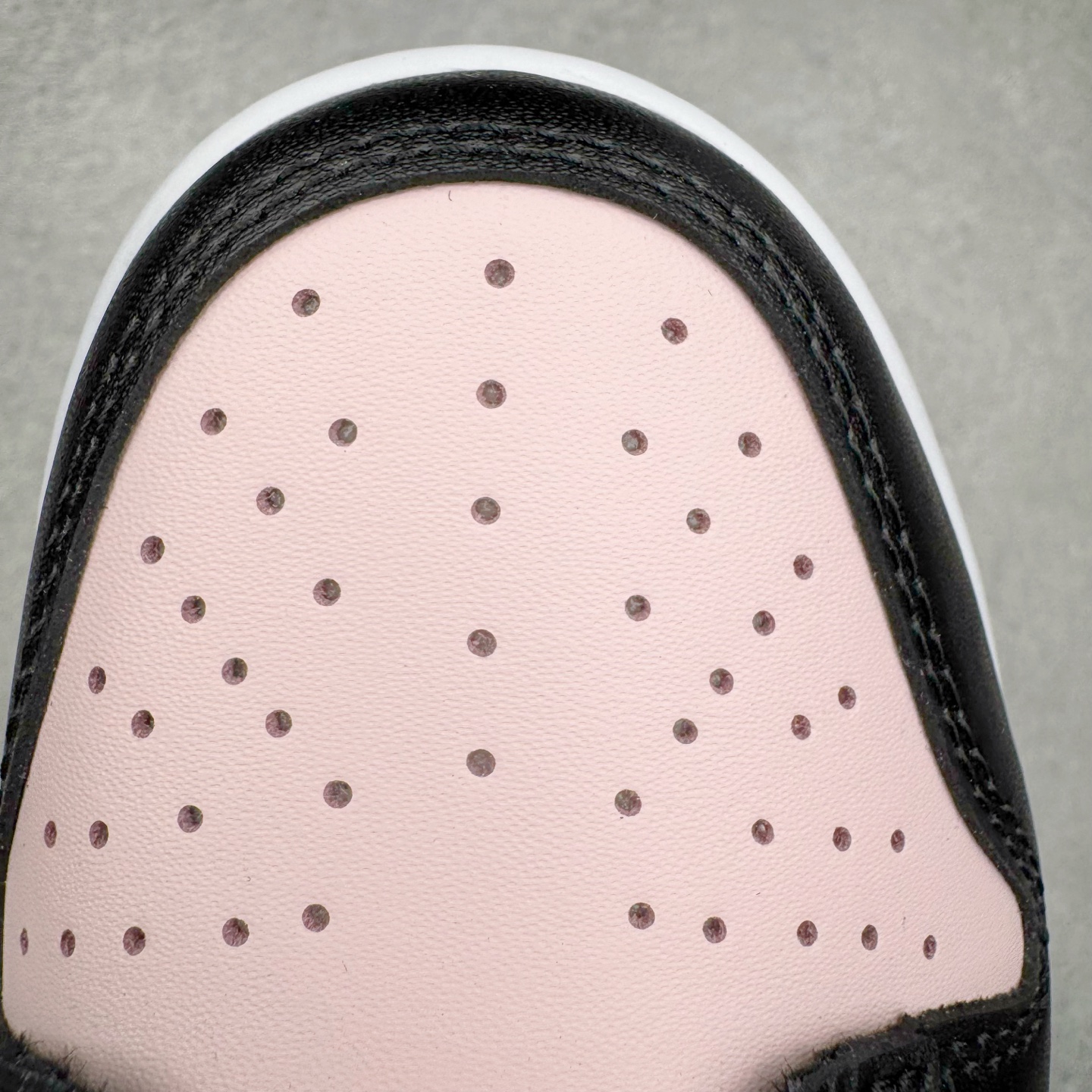 图片[15]-＃YC纯原 NK Dunk Low 樱花白桃 DD1391-100 此款以春日樱花为灵感，将樱花的柔粉与白桃的清甜融入设计。鞋身以淡粉为主调，如初绽樱瓣细腻柔软；黑色Swoosh利落勾勒轮廓，甜碰撞出甜酷交织的视觉张力。后跟点缀手写风\\\”Berry\\\”与爱心细节，似一句俏皮密语，为整体设计注入灵动巧思。定制系列天花板 无原鞋不开发 全系列得物原鞋一比一校对开发 配色持续更新中 终端对接 优势输出 全套原厂楦头原纸板数据档案倾力打造 原汁原味莞产 极致还原 圈内最强针车工艺 高端零售指定版 广东原厂配套原盒原标 鞋盒分三个尺码段 原厂冲刀 超高清洁度 全鞋零毛边皮料切割 采用原厂百宏鞋带以及原厂百宏织唛舌标 内标可供原厂几率过验 进口原装条纹中底布 四线拉帮白色点胶 原厂拉帮手法遵循公司 原厂电绣 极致还原 尺码：36 36.5 37.5 38 38.5 39 40 40.5 41 42 42.5 43 44 44.5 45 46-选品中心