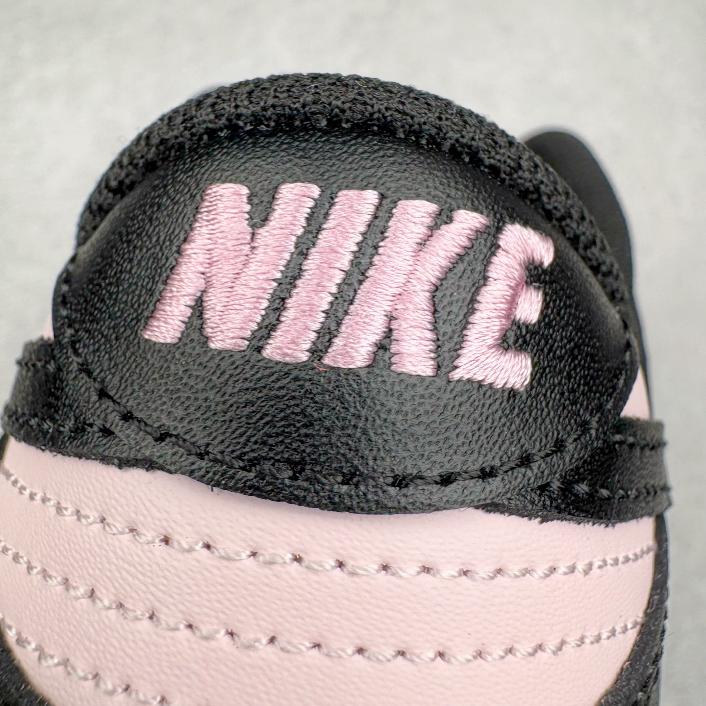 图片[16]-＃YC纯原 NK Dunk Low 樱花白桃 DD1391-100 此款以春日樱花为灵感，将樱花的柔粉与白桃的清甜融入设计。鞋身以淡粉为主调，如初绽樱瓣细腻柔软；黑色Swoosh利落勾勒轮廓，甜碰撞出甜酷交织的视觉张力。后跟点缀手写风\\\”Berry\\\”与爱心细节，似一句俏皮密语，为整体设计注入灵动巧思。定制系列天花板 无原鞋不开发 全系列得物原鞋一比一校对开发 配色持续更新中 终端对接 优势输出 全套原厂楦头原纸板数据档案倾力打造 原汁原味莞产 极致还原 圈内最强针车工艺 高端零售指定版 广东原厂配套原盒原标 鞋盒分三个尺码段 原厂冲刀 超高清洁度 全鞋零毛边皮料切割 采用原厂百宏鞋带以及原厂百宏织唛舌标 内标可供原厂几率过验 进口原装条纹中底布 四线拉帮白色点胶 原厂拉帮手法遵循公司 原厂电绣 极致还原 尺码：36 36.5 37.5 38 38.5 39 40 40.5 41 42 42.5 43 44 44.5 45 46-选品中心