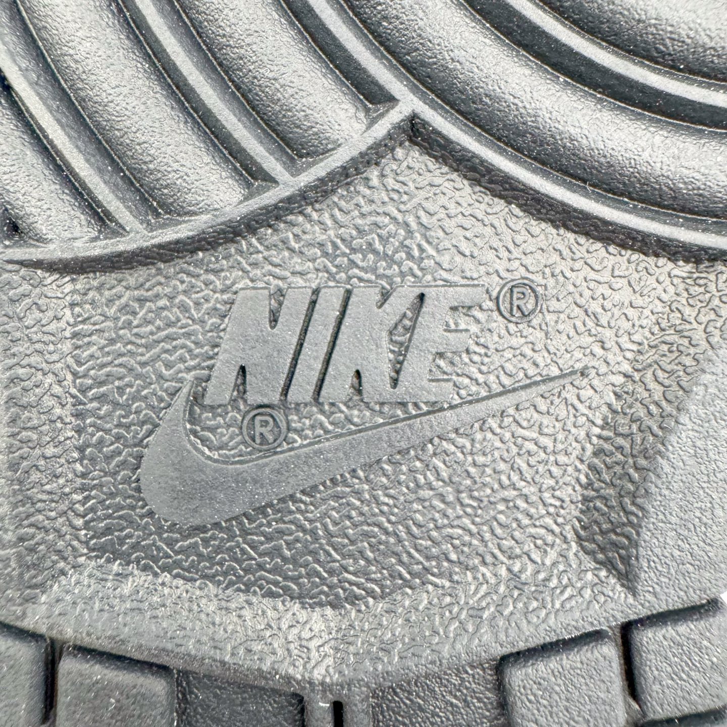 图片[20]-＃YC纯原 NK Dunk Low 樱花白桃 DD1391-100 此款以春日樱花为灵感，将樱花的柔粉与白桃的清甜融入设计。鞋身以淡粉为主调，如初绽樱瓣细腻柔软；黑色Swoosh利落勾勒轮廓，甜碰撞出甜酷交织的视觉张力。后跟点缀手写风\\\”Berry\\\”与爱心细节，似一句俏皮密语，为整体设计注入灵动巧思。定制系列天花板 无原鞋不开发 全系列得物原鞋一比一校对开发 配色持续更新中 终端对接 优势输出 全套原厂楦头原纸板数据档案倾力打造 原汁原味莞产 极致还原 圈内最强针车工艺 高端零售指定版 广东原厂配套原盒原标 鞋盒分三个尺码段 原厂冲刀 超高清洁度 全鞋零毛边皮料切割 采用原厂百宏鞋带以及原厂百宏织唛舌标 内标可供原厂几率过验 进口原装条纹中底布 四线拉帮白色点胶 原厂拉帮手法遵循公司 原厂电绣 极致还原 尺码：36 36.5 37.5 38 38.5 39 40 40.5 41 42 42.5 43 44 44.5 45 46-选品中心