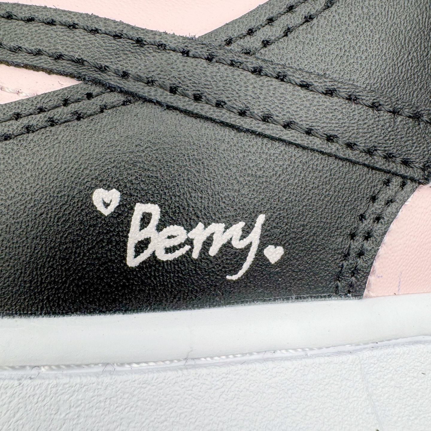 图片[17]-＃YC纯原 NK Dunk Low 樱花白桃 DD1391-100 此款以春日樱花为灵感，将樱花的柔粉与白桃的清甜融入设计。鞋身以淡粉为主调，如初绽樱瓣细腻柔软；黑色Swoosh利落勾勒轮廓，甜碰撞出甜酷交织的视觉张力。后跟点缀手写风\\\”Berry\\\”与爱心细节，似一句俏皮密语，为整体设计注入灵动巧思。定制系列天花板 无原鞋不开发 全系列得物原鞋一比一校对开发 配色持续更新中 终端对接 优势输出 全套原厂楦头原纸板数据档案倾力打造 原汁原味莞产 极致还原 圈内最强针车工艺 高端零售指定版 广东原厂配套原盒原标 鞋盒分三个尺码段 原厂冲刀 超高清洁度 全鞋零毛边皮料切割 采用原厂百宏鞋带以及原厂百宏织唛舌标 内标可供原厂几率过验 进口原装条纹中底布 四线拉帮白色点胶 原厂拉帮手法遵循公司 原厂电绣 极致还原 尺码：36 36.5 37.5 38 38.5 39 40 40.5 41 42 42.5 43 44 44.5 45 46-选品中心