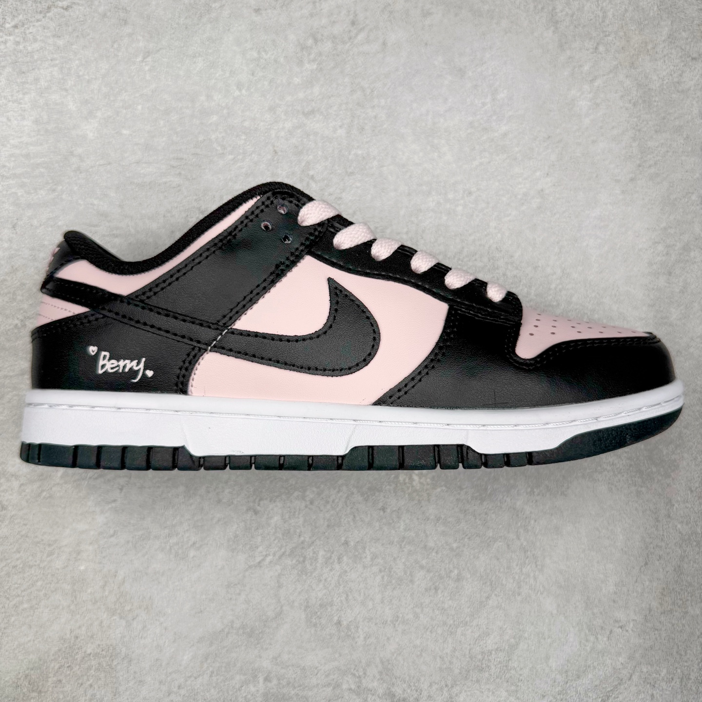＃YC纯原 NK Dunk Low 樱花白桃 DD1391-100 此款以春日樱花为灵感，将樱花的柔粉与白桃的清甜融入设计。鞋身以淡粉为主调，如初绽樱瓣细腻柔软；黑色Swoosh利落勾勒轮廓，甜碰撞出甜酷交织的视觉张力。后跟点缀手写风\\\”Berry\\\”与爱心细节，似一句俏皮密语，为整体设计注入灵动巧思。定制系列天花板 无原鞋不开发 全系列得物原鞋一比一校对开发 配色持续更新中 终端对接 优势输出 全套原厂楦头原纸板数据档案倾力打造 原汁原味莞产 极致还原 圈内最强针车工艺 高端零售指定版 广东原厂配套原盒原标 鞋盒分三个尺码段 原厂冲刀 超高清洁度 全鞋零毛边皮料切割 采用原厂百宏鞋带以及原厂百宏织唛舌标 内标可供原厂几率过验 进口原装条纹中底布 四线拉帮白色点胶 原厂拉帮手法遵循公司 原厂电绣 极致还原 尺码：36 36.5 37.5 38 38.5 39 40 40.5 41 42 42.5 43 44 44.5 45 46-选品中心