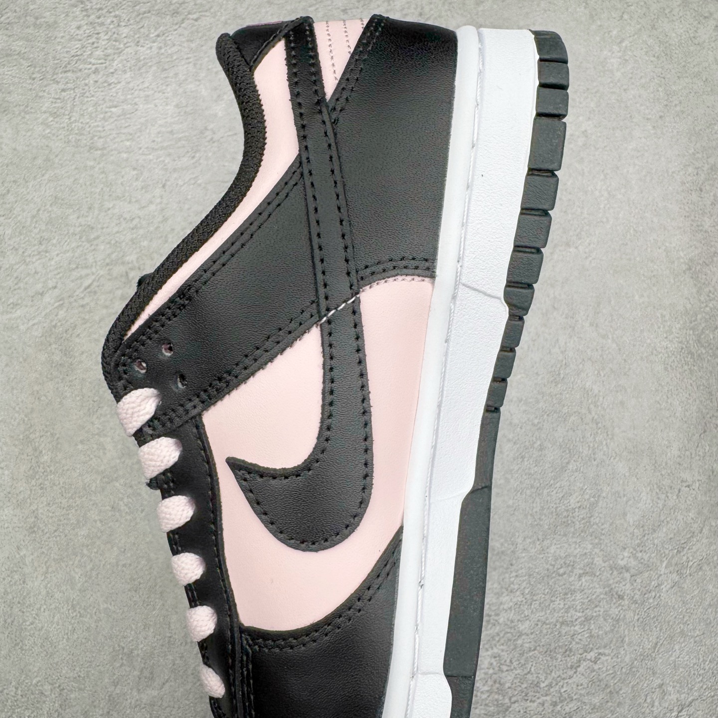 图片[7]-＃YC纯原 NK Dunk Low 樱花白桃 DD1391-100 此款以春日樱花为灵感，将樱花的柔粉与白桃的清甜融入设计。鞋身以淡粉为主调，如初绽樱瓣细腻柔软；黑色Swoosh利落勾勒轮廓，甜碰撞出甜酷交织的视觉张力。后跟点缀手写风\\\”Berry\\\”与爱心细节，似一句俏皮密语，为整体设计注入灵动巧思。定制系列天花板 无原鞋不开发 全系列得物原鞋一比一校对开发 配色持续更新中 终端对接 优势输出 全套原厂楦头原纸板数据档案倾力打造 原汁原味莞产 极致还原 圈内最强针车工艺 高端零售指定版 广东原厂配套原盒原标 鞋盒分三个尺码段 原厂冲刀 超高清洁度 全鞋零毛边皮料切割 采用原厂百宏鞋带以及原厂百宏织唛舌标 内标可供原厂几率过验 进口原装条纹中底布 四线拉帮白色点胶 原厂拉帮手法遵循公司 原厂电绣 极致还原 尺码：36 36.5 37.5 38 38.5 39 40 40.5 41 42 42.5 43 44 44.5 45 46-选品中心