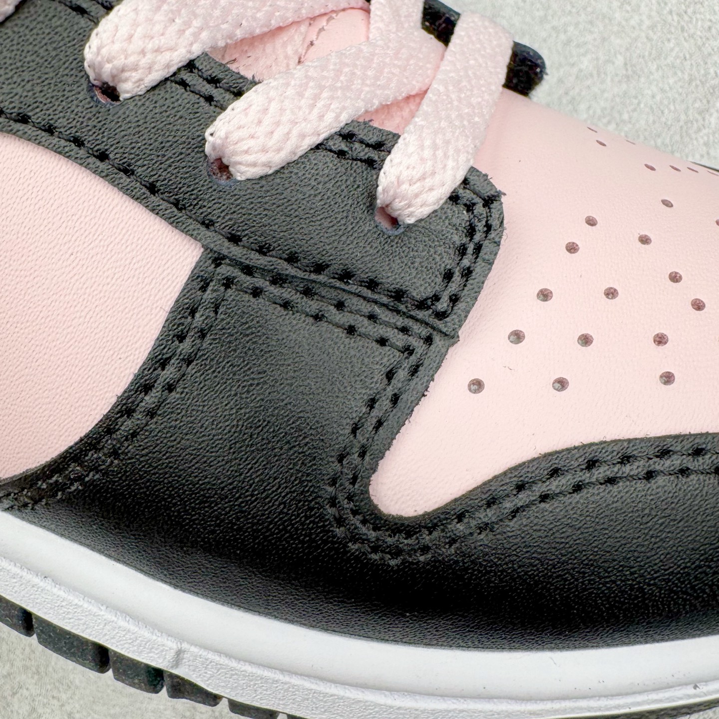 图片[19]-＃YC纯原 NK Dunk Low 樱花白桃 DD1391-100 此款以春日樱花为灵感，将樱花的柔粉与白桃的清甜融入设计。鞋身以淡粉为主调，如初绽樱瓣细腻柔软；黑色Swoosh利落勾勒轮廓，甜碰撞出甜酷交织的视觉张力。后跟点缀手写风\\\”Berry\\\”与爱心细节，似一句俏皮密语，为整体设计注入灵动巧思。定制系列天花板 无原鞋不开发 全系列得物原鞋一比一校对开发 配色持续更新中 终端对接 优势输出 全套原厂楦头原纸板数据档案倾力打造 原汁原味莞产 极致还原 圈内最强针车工艺 高端零售指定版 广东原厂配套原盒原标 鞋盒分三个尺码段 原厂冲刀 超高清洁度 全鞋零毛边皮料切割 采用原厂百宏鞋带以及原厂百宏织唛舌标 内标可供原厂几率过验 进口原装条纹中底布 四线拉帮白色点胶 原厂拉帮手法遵循公司 原厂电绣 极致还原 尺码：36 36.5 37.5 38 38.5 39 40 40.5 41 42 42.5 43 44 44.5 45 46-选品中心