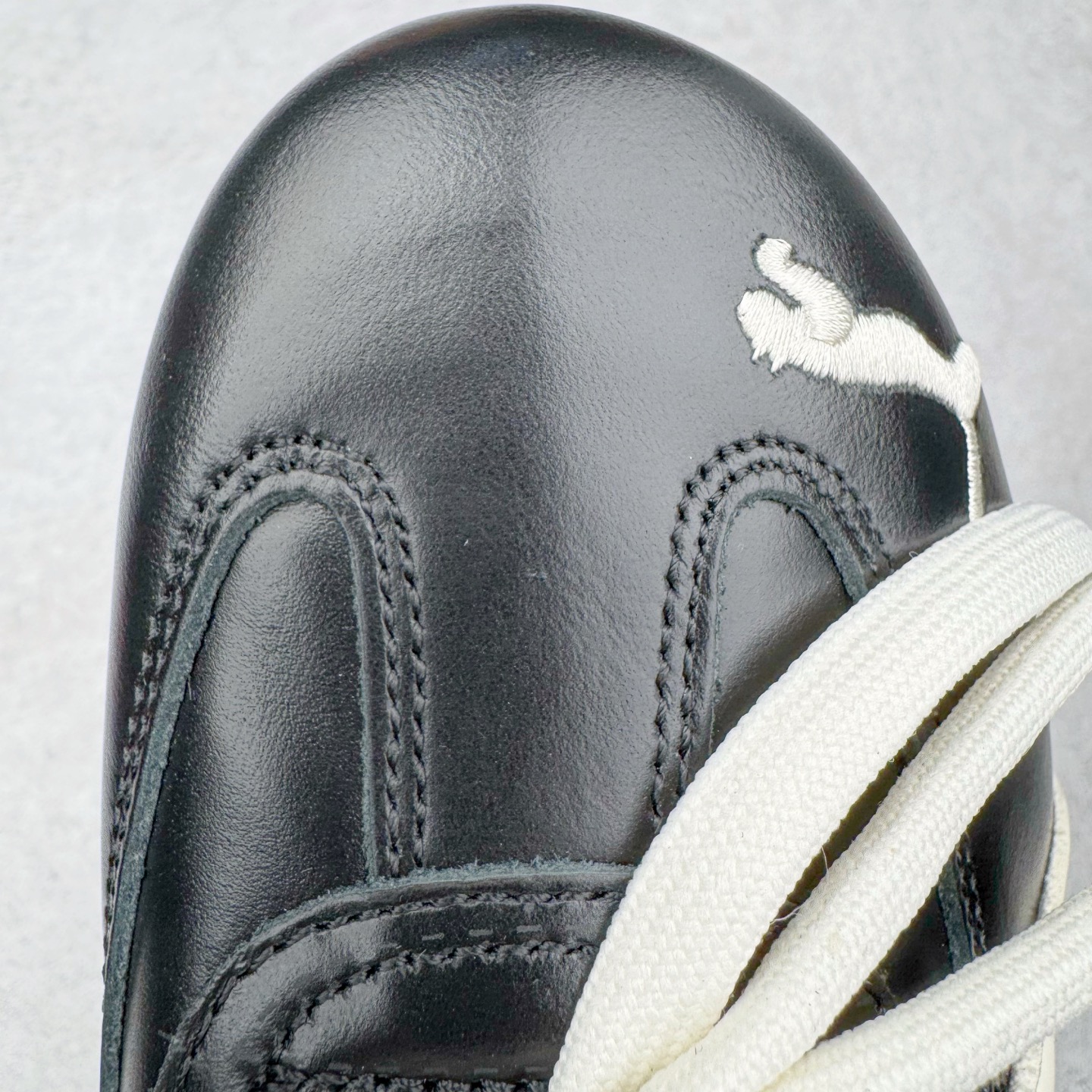 图片[16]-＃HP纯原 Rose x PUMA Speedcat 彪马联名系列情侣薄底赛车德训双鞋带舒适百搭生活休闲鞋 口碑大厂出品 品控大底版型不断改良更新 全套原纸板楦头开发 确保原汁原味 完美呈现版型 一比一鞋头弧度高度鞋身弧度 独家私模原厂航空铝磨具打磨大底 鞋头坡度极致还原 无解鞋型 原盒原配 圈内天花板工艺 原厂玻璃冲刀 超高清洁度 全鞋零毛边皮料切割 原厂中底布 鞋款从80、90年代赛车手所穿的防火赛车鞋为原型，鞋身线条模仿了赛车的流线廓形，体现了空气动力学原理的结构。简约流畅的外观，恰好又和贯穿其中的Formstrip Logo融合恰到好处，视觉上细节丰富且协调。本次Speedcat OG鞋款归来，最大看点自然式保留了窄版鞋型以及薄底构造。这两年各品牌鞋底越做越厚，Speedcat反其道而行之，上脚几乎无鞋底的效果带来耳目一新的视觉体验。鞋面依旧是以质感细腻的麂皮材质打造，并且大面积近乎全包裹的使用，复古味道也愈发浓烈。配色上更是将最原始的黑色和红色带回，向F1赛车队的标志性队服致敬。相信让各位一眼种草的更多是出挑的大红色，上脚即可瞬间点亮整体造型，在以球鞋为核心的OOTD中脱颖而出。而另一款黑色则是低调的万金油，彰显新潮个性的同时又不喧宾夺主，也是热爱简约系穿搭朋友的首选。 尺码：35.5 36 37 37.5 38 38.5 39 40 40.5 41 42 42.5 43 44 44.5 45 46-选品中心