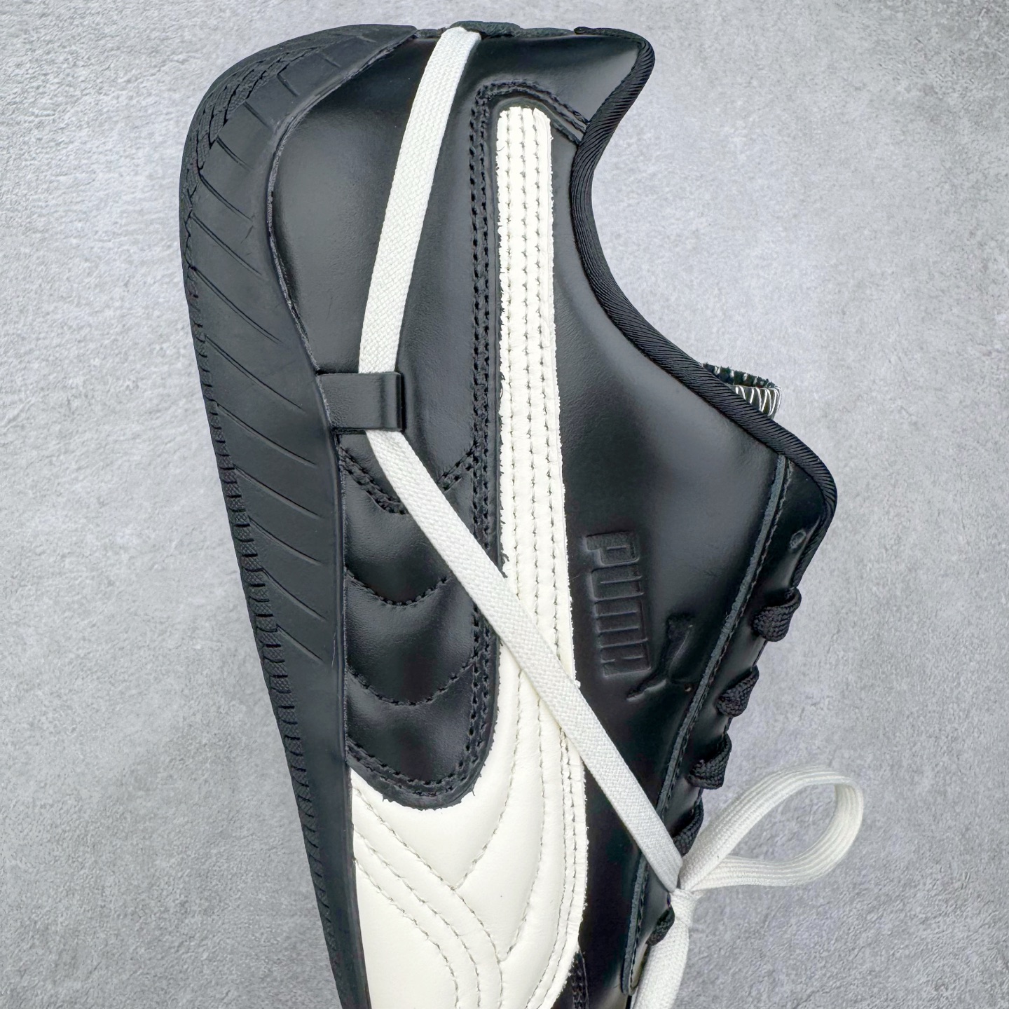 图片[6]-＃HP纯原 Rose x PUMA Speedcat 彪马联名系列情侣薄底赛车德训双鞋带舒适百搭生活休闲鞋 口碑大厂出品 品控大底版型不断改良更新 全套原纸板楦头开发 确保原汁原味 完美呈现版型 一比一鞋头弧度高度鞋身弧度 独家私模原厂航空铝磨具打磨大底 鞋头坡度极致还原 无解鞋型 原盒原配 圈内天花板工艺 原厂玻璃冲刀 超高清洁度 全鞋零毛边皮料切割 原厂中底布 鞋款从80、90年代赛车手所穿的防火赛车鞋为原型，鞋身线条模仿了赛车的流线廓形，体现了空气动力学原理的结构。简约流畅的外观，恰好又和贯穿其中的Formstrip Logo融合恰到好处，视觉上细节丰富且协调。本次Speedcat OG鞋款归来，最大看点自然式保留了窄版鞋型以及薄底构造。这两年各品牌鞋底越做越厚，Speedcat反其道而行之，上脚几乎无鞋底的效果带来耳目一新的视觉体验。鞋面依旧是以质感细腻的麂皮材质打造，并且大面积近乎全包裹的使用，复古味道也愈发浓烈。配色上更是将最原始的黑色和红色带回，向F1赛车队的标志性队服致敬。相信让各位一眼种草的更多是出挑的大红色，上脚即可瞬间点亮整体造型，在以球鞋为核心的OOTD中脱颖而出。而另一款黑色则是低调的万金油，彰显新潮个性的同时又不喧宾夺主，也是热爱简约系穿搭朋友的首选。 尺码：35.5 36 37 37.5 38 38.5 39 40 40.5 41 42 42.5 43 44 44.5 45 46-选品中心