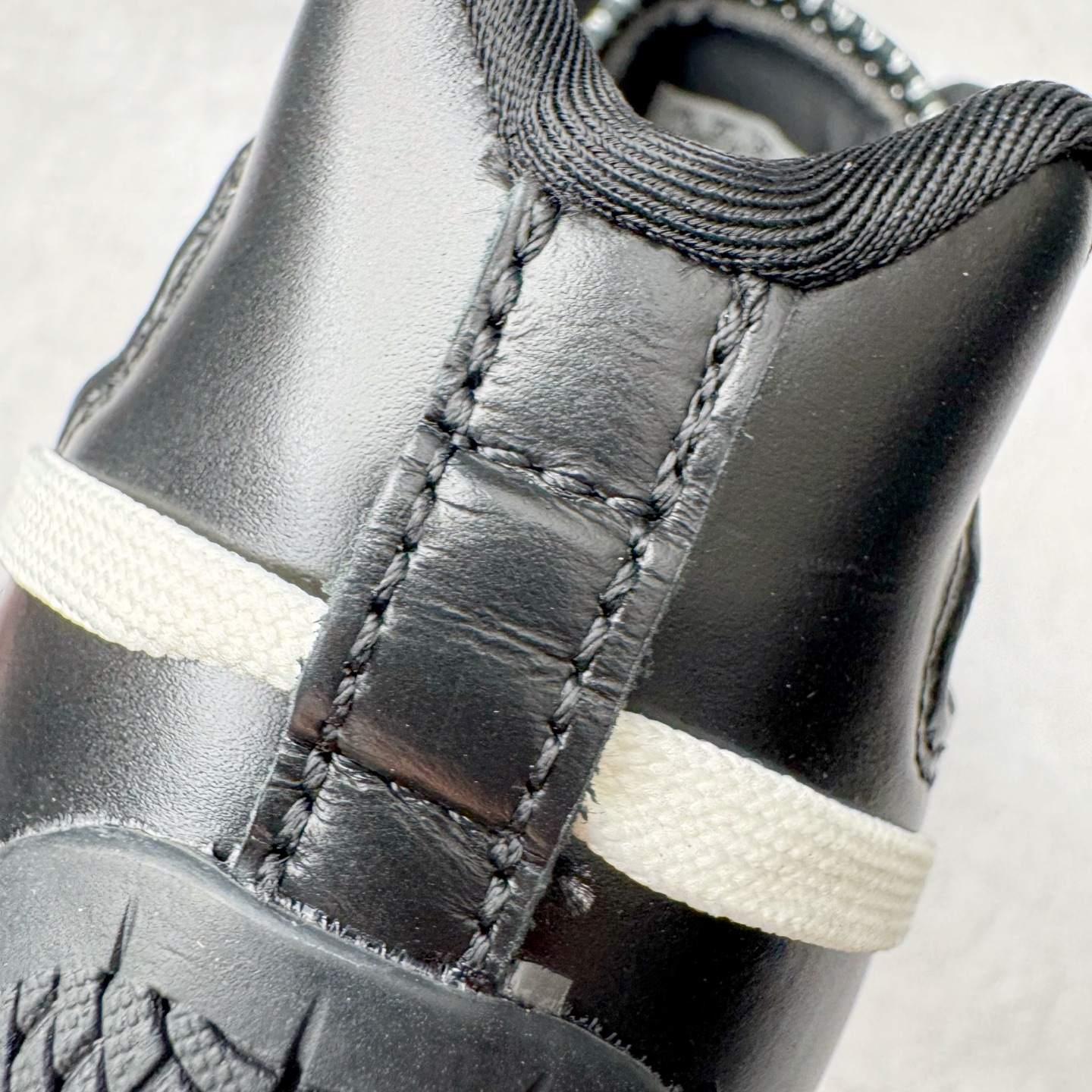 图片[13]-＃HP纯原 Rose x PUMA Speedcat 彪马联名系列情侣薄底赛车德训双鞋带舒适百搭生活休闲鞋 口碑大厂出品 品控大底版型不断改良更新 全套原纸板楦头开发 确保原汁原味 完美呈现版型 一比一鞋头弧度高度鞋身弧度 独家私模原厂航空铝磨具打磨大底 鞋头坡度极致还原 无解鞋型 原盒原配 圈内天花板工艺 原厂玻璃冲刀 超高清洁度 全鞋零毛边皮料切割 原厂中底布 鞋款从80、90年代赛车手所穿的防火赛车鞋为原型，鞋身线条模仿了赛车的流线廓形，体现了空气动力学原理的结构。简约流畅的外观，恰好又和贯穿其中的Formstrip Logo融合恰到好处，视觉上细节丰富且协调。本次Speedcat OG鞋款归来，最大看点自然式保留了窄版鞋型以及薄底构造。这两年各品牌鞋底越做越厚，Speedcat反其道而行之，上脚几乎无鞋底的效果带来耳目一新的视觉体验。鞋面依旧是以质感细腻的麂皮材质打造，并且大面积近乎全包裹的使用，复古味道也愈发浓烈。配色上更是将最原始的黑色和红色带回，向F1赛车队的标志性队服致敬。相信让各位一眼种草的更多是出挑的大红色，上脚即可瞬间点亮整体造型，在以球鞋为核心的OOTD中脱颖而出。而另一款黑色则是低调的万金油，彰显新潮个性的同时又不喧宾夺主，也是热爱简约系穿搭朋友的首选。 尺码：35.5 36 37 37.5 38 38.5 39 40 40.5 41 42 42.5 43 44 44.5 45 46-选品中心