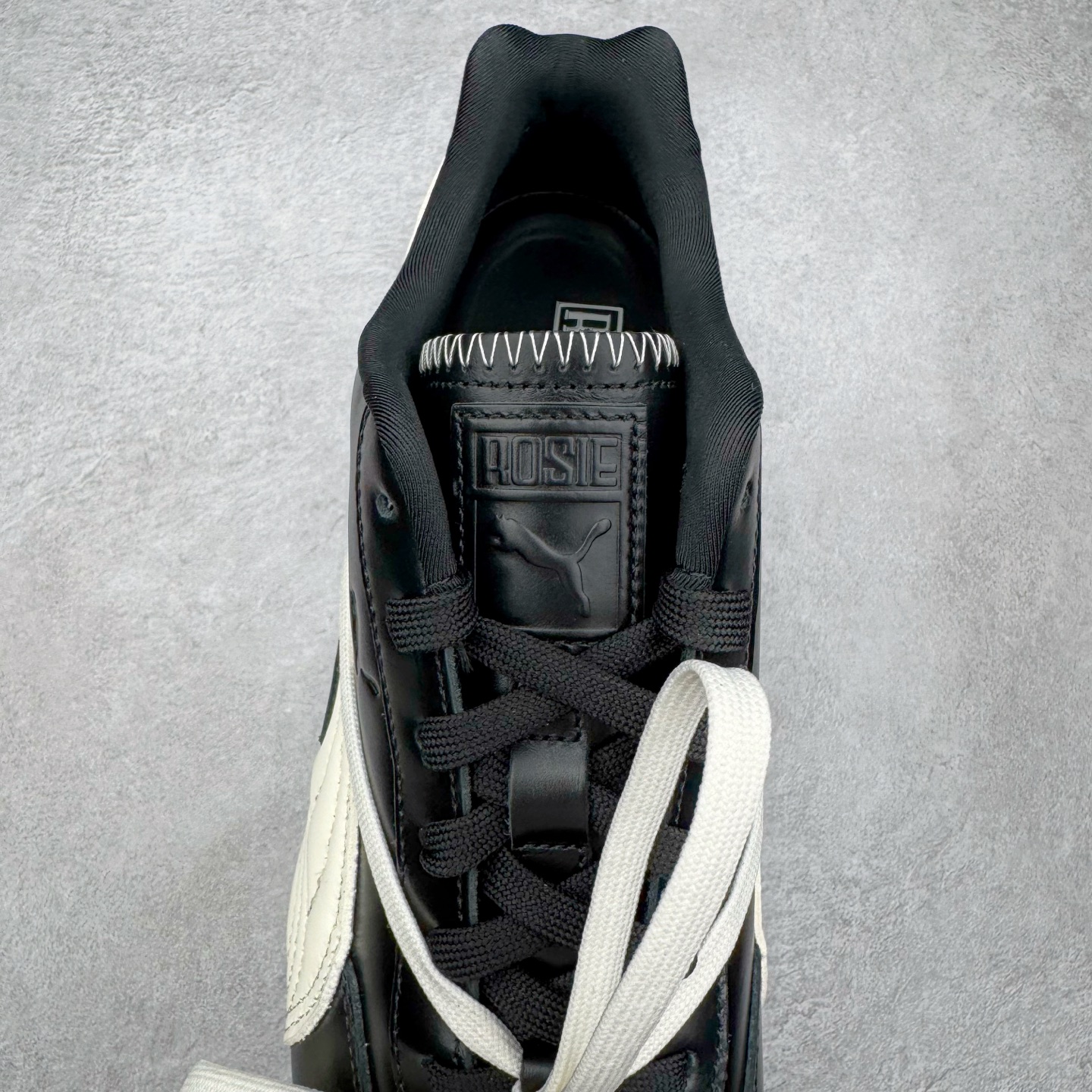 图片[5]-＃HP纯原 Rose x PUMA Speedcat 彪马联名系列情侣薄底赛车德训双鞋带舒适百搭生活休闲鞋 口碑大厂出品 品控大底版型不断改良更新 全套原纸板楦头开发 确保原汁原味 完美呈现版型 一比一鞋头弧度高度鞋身弧度 独家私模原厂航空铝磨具打磨大底 鞋头坡度极致还原 无解鞋型 原盒原配 圈内天花板工艺 原厂玻璃冲刀 超高清洁度 全鞋零毛边皮料切割 原厂中底布 鞋款从80、90年代赛车手所穿的防火赛车鞋为原型，鞋身线条模仿了赛车的流线廓形，体现了空气动力学原理的结构。简约流畅的外观，恰好又和贯穿其中的Formstrip Logo融合恰到好处，视觉上细节丰富且协调。本次Speedcat OG鞋款归来，最大看点自然式保留了窄版鞋型以及薄底构造。这两年各品牌鞋底越做越厚，Speedcat反其道而行之，上脚几乎无鞋底的效果带来耳目一新的视觉体验。鞋面依旧是以质感细腻的麂皮材质打造，并且大面积近乎全包裹的使用，复古味道也愈发浓烈。配色上更是将最原始的黑色和红色带回，向F1赛车队的标志性队服致敬。相信让各位一眼种草的更多是出挑的大红色，上脚即可瞬间点亮整体造型，在以球鞋为核心的OOTD中脱颖而出。而另一款黑色则是低调的万金油，彰显新潮个性的同时又不喧宾夺主，也是热爱简约系穿搭朋友的首选。 尺码：35.5 36 37 37.5 38 38.5 39 40 40.5 41 42 42.5 43 44 44.5 45 46-选品中心