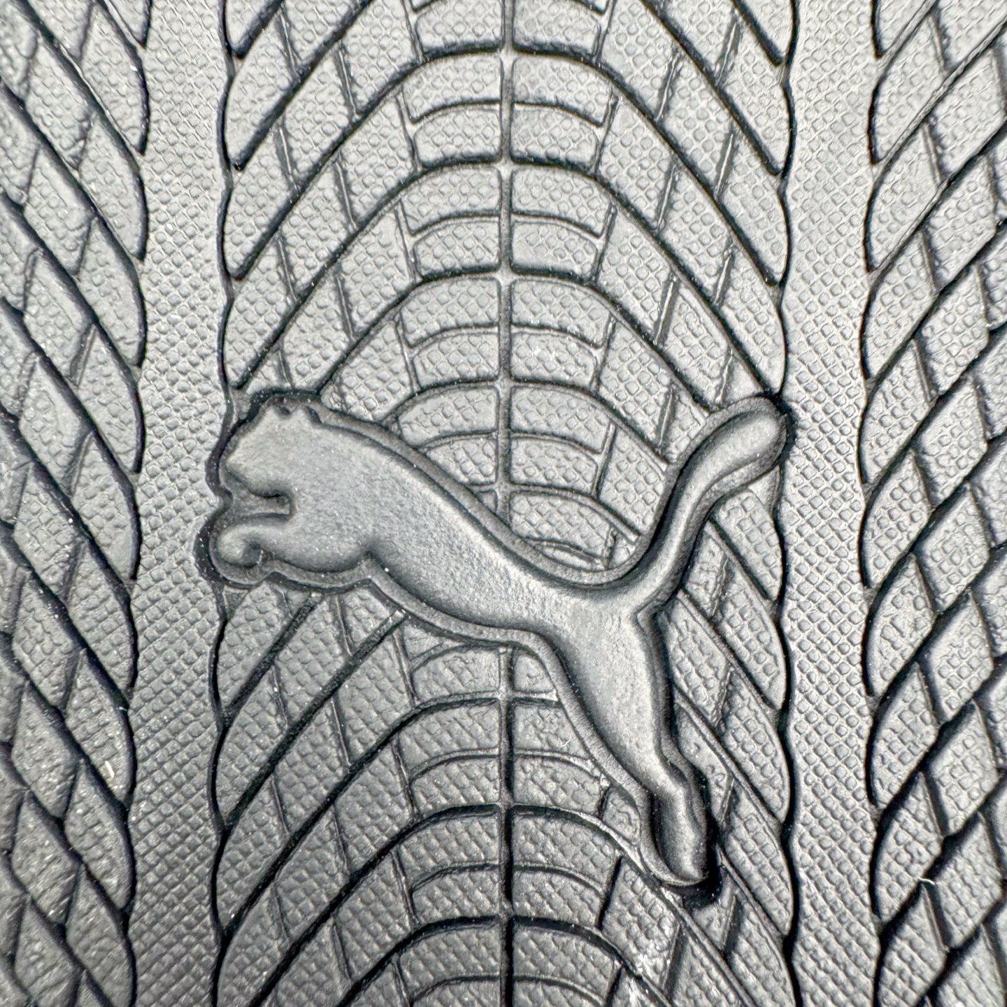 图片[20]-＃HP纯原 Rose x PUMA Speedcat 彪马联名系列情侣薄底赛车德训双鞋带舒适百搭生活休闲鞋 口碑大厂出品 品控大底版型不断改良更新 全套原纸板楦头开发 确保原汁原味 完美呈现版型 一比一鞋头弧度高度鞋身弧度 独家私模原厂航空铝磨具打磨大底 鞋头坡度极致还原 无解鞋型 原盒原配 圈内天花板工艺 原厂玻璃冲刀 超高清洁度 全鞋零毛边皮料切割 原厂中底布 鞋款从80、90年代赛车手所穿的防火赛车鞋为原型，鞋身线条模仿了赛车的流线廓形，体现了空气动力学原理的结构。简约流畅的外观，恰好又和贯穿其中的Formstrip Logo融合恰到好处，视觉上细节丰富且协调。本次Speedcat OG鞋款归来，最大看点自然式保留了窄版鞋型以及薄底构造。这两年各品牌鞋底越做越厚，Speedcat反其道而行之，上脚几乎无鞋底的效果带来耳目一新的视觉体验。鞋面依旧是以质感细腻的麂皮材质打造，并且大面积近乎全包裹的使用，复古味道也愈发浓烈。配色上更是将最原始的黑色和红色带回，向F1赛车队的标志性队服致敬。相信让各位一眼种草的更多是出挑的大红色，上脚即可瞬间点亮整体造型，在以球鞋为核心的OOTD中脱颖而出。而另一款黑色则是低调的万金油，彰显新潮个性的同时又不喧宾夺主，也是热爱简约系穿搭朋友的首选。 尺码：35.5 36 37 37.5 38 38.5 39 40 40.5 41 42 42.5 43 44 44.5 45 46-选品中心