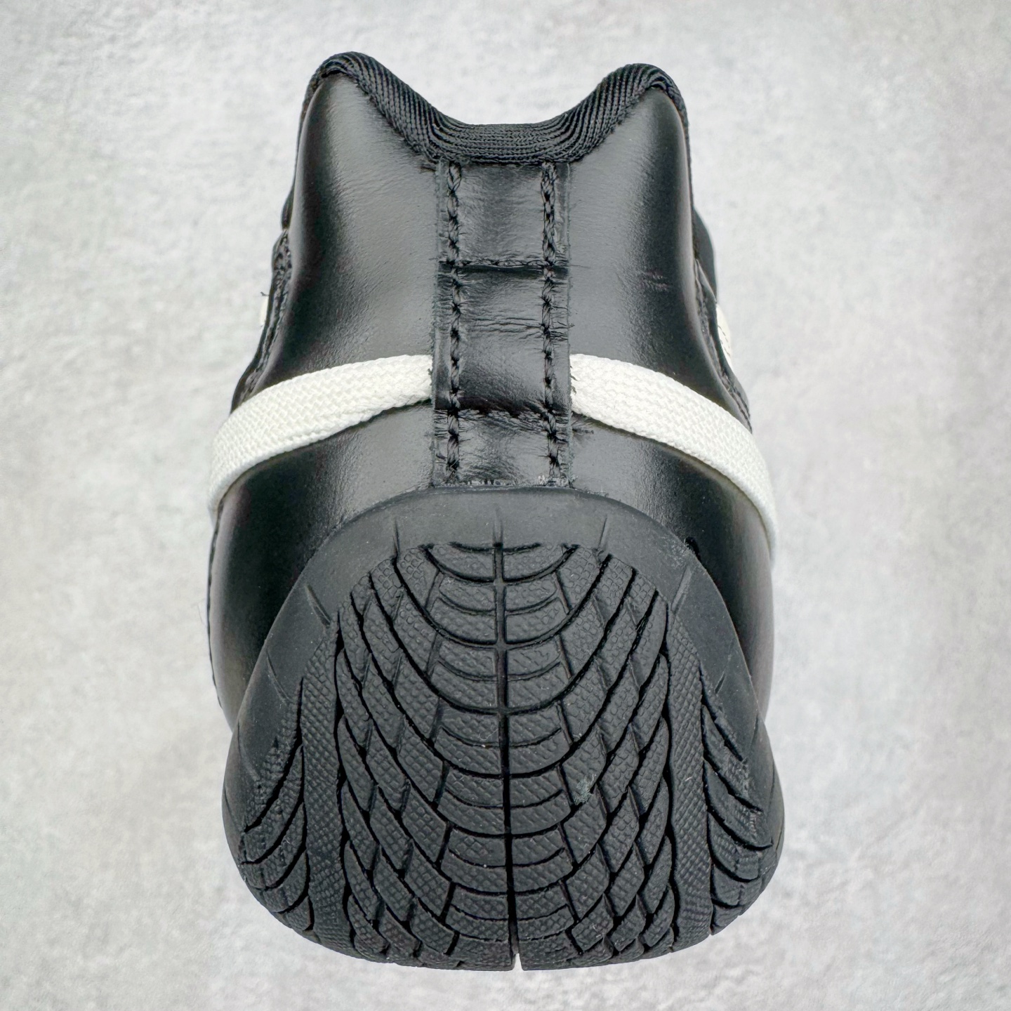 图片[8]-＃HP纯原 Rose x PUMA Speedcat 彪马联名系列情侣薄底赛车德训双鞋带舒适百搭生活休闲鞋 口碑大厂出品 品控大底版型不断改良更新 全套原纸板楦头开发 确保原汁原味 完美呈现版型 一比一鞋头弧度高度鞋身弧度 独家私模原厂航空铝磨具打磨大底 鞋头坡度极致还原 无解鞋型 原盒原配 圈内天花板工艺 原厂玻璃冲刀 超高清洁度 全鞋零毛边皮料切割 原厂中底布 鞋款从80、90年代赛车手所穿的防火赛车鞋为原型，鞋身线条模仿了赛车的流线廓形，体现了空气动力学原理的结构。简约流畅的外观，恰好又和贯穿其中的Formstrip Logo融合恰到好处，视觉上细节丰富且协调。本次Speedcat OG鞋款归来，最大看点自然式保留了窄版鞋型以及薄底构造。这两年各品牌鞋底越做越厚，Speedcat反其道而行之，上脚几乎无鞋底的效果带来耳目一新的视觉体验。鞋面依旧是以质感细腻的麂皮材质打造，并且大面积近乎全包裹的使用，复古味道也愈发浓烈。配色上更是将最原始的黑色和红色带回，向F1赛车队的标志性队服致敬。相信让各位一眼种草的更多是出挑的大红色，上脚即可瞬间点亮整体造型，在以球鞋为核心的OOTD中脱颖而出。而另一款黑色则是低调的万金油，彰显新潮个性的同时又不喧宾夺主，也是热爱简约系穿搭朋友的首选。 尺码：35.5 36 37 37.5 38 38.5 39 40 40.5 41 42 42.5 43 44 44.5 45 46-选品中心