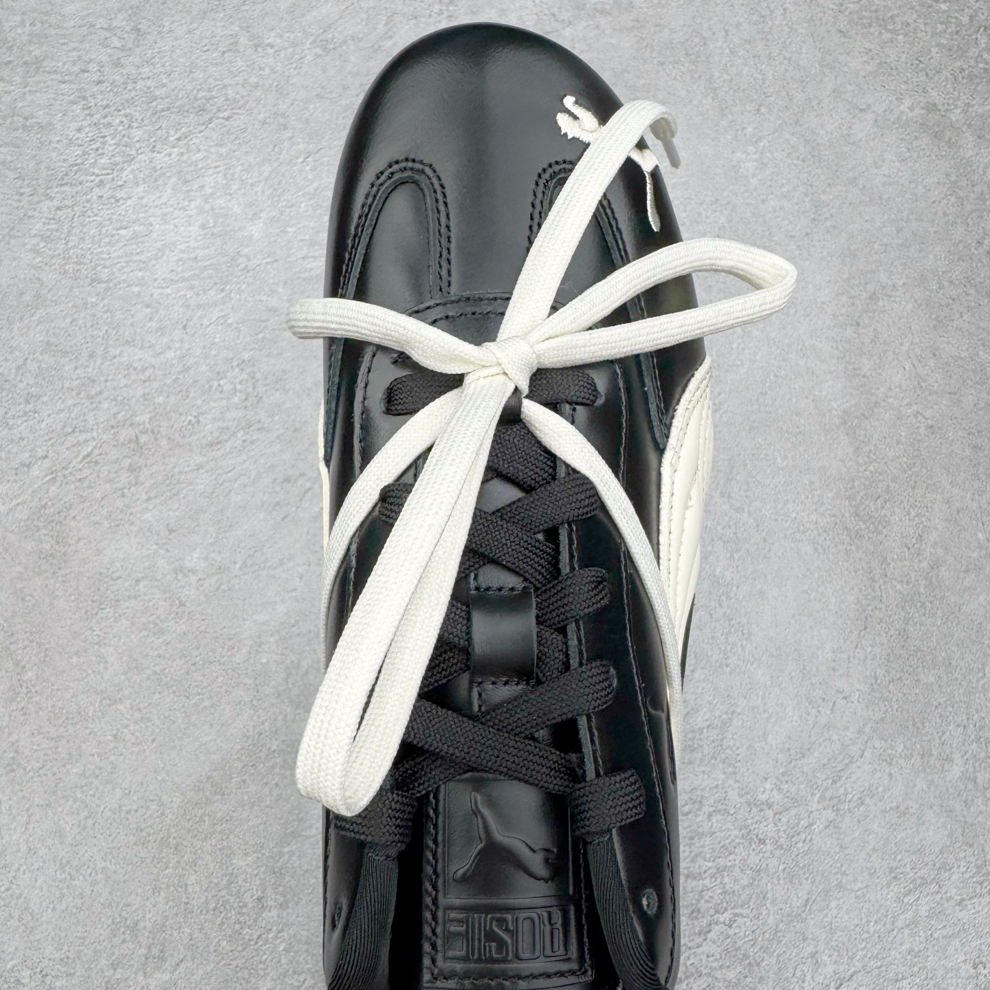 图片[4]-＃HP纯原 Rose x PUMA Speedcat 彪马联名系列情侣薄底赛车德训双鞋带舒适百搭生活休闲鞋 口碑大厂出品 品控大底版型不断改良更新 全套原纸板楦头开发 确保原汁原味 完美呈现版型 一比一鞋头弧度高度鞋身弧度 独家私模原厂航空铝磨具打磨大底 鞋头坡度极致还原 无解鞋型 原盒原配 圈内天花板工艺 原厂玻璃冲刀 超高清洁度 全鞋零毛边皮料切割 原厂中底布 鞋款从80、90年代赛车手所穿的防火赛车鞋为原型，鞋身线条模仿了赛车的流线廓形，体现了空气动力学原理的结构。简约流畅的外观，恰好又和贯穿其中的Formstrip Logo融合恰到好处，视觉上细节丰富且协调。本次Speedcat OG鞋款归来，最大看点自然式保留了窄版鞋型以及薄底构造。这两年各品牌鞋底越做越厚，Speedcat反其道而行之，上脚几乎无鞋底的效果带来耳目一新的视觉体验。鞋面依旧是以质感细腻的麂皮材质打造，并且大面积近乎全包裹的使用，复古味道也愈发浓烈。配色上更是将最原始的黑色和红色带回，向F1赛车队的标志性队服致敬。相信让各位一眼种草的更多是出挑的大红色，上脚即可瞬间点亮整体造型，在以球鞋为核心的OOTD中脱颖而出。而另一款黑色则是低调的万金油，彰显新潮个性的同时又不喧宾夺主，也是热爱简约系穿搭朋友的首选。 尺码：35.5 36 37 37.5 38 38.5 39 40 40.5 41 42 42.5 43 44 44.5 45 46-选品中心