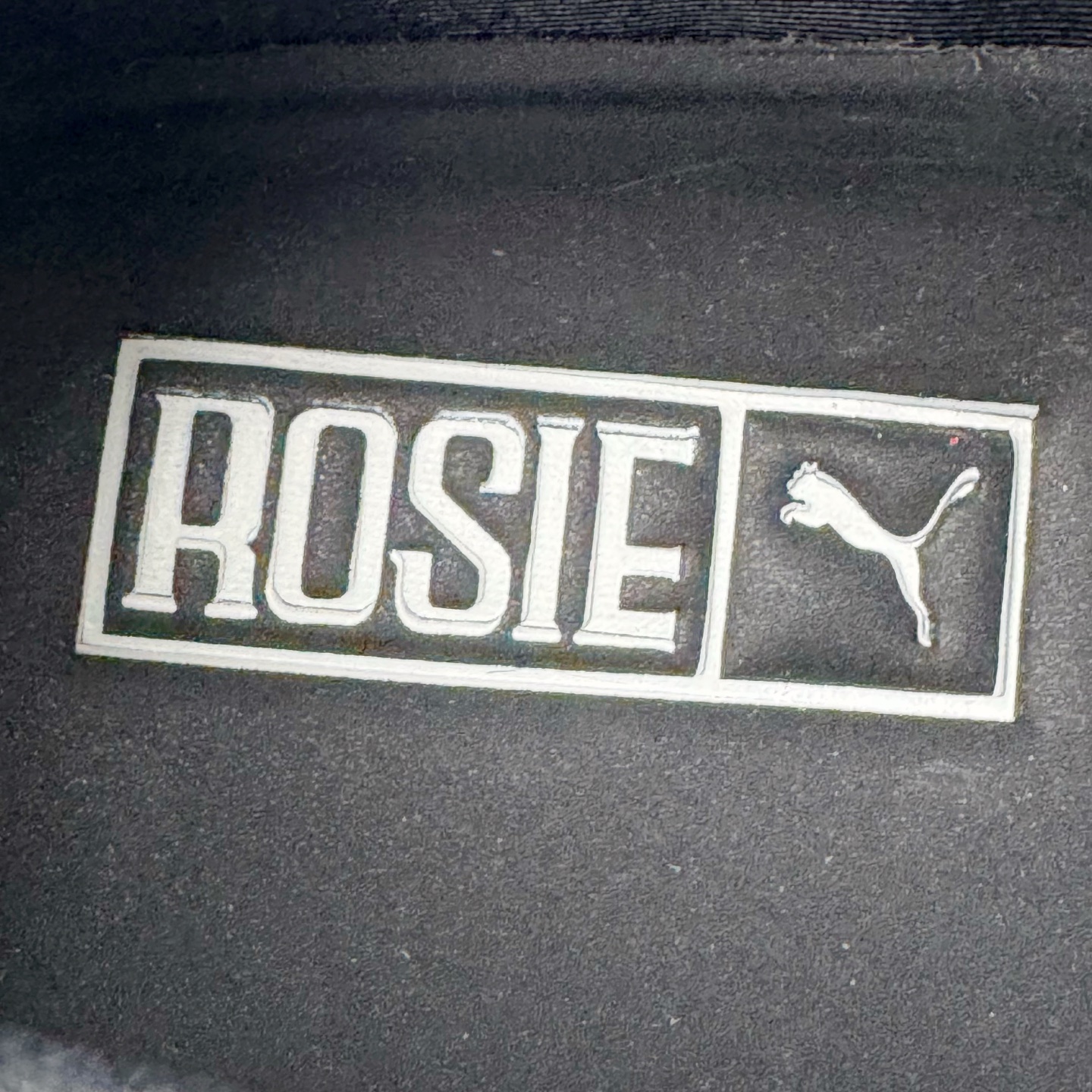 图片[14]-＃HP纯原 Rose x PUMA Speedcat 彪马联名系列情侣薄底赛车德训双鞋带舒适百搭生活休闲鞋 口碑大厂出品 品控大底版型不断改良更新 全套原纸板楦头开发 确保原汁原味 完美呈现版型 一比一鞋头弧度高度鞋身弧度 独家私模原厂航空铝磨具打磨大底 鞋头坡度极致还原 无解鞋型 原盒原配 圈内天花板工艺 原厂玻璃冲刀 超高清洁度 全鞋零毛边皮料切割 原厂中底布 鞋款从80、90年代赛车手所穿的防火赛车鞋为原型，鞋身线条模仿了赛车的流线廓形，体现了空气动力学原理的结构。简约流畅的外观，恰好又和贯穿其中的Formstrip Logo融合恰到好处，视觉上细节丰富且协调。本次Speedcat OG鞋款归来，最大看点自然式保留了窄版鞋型以及薄底构造。这两年各品牌鞋底越做越厚，Speedcat反其道而行之，上脚几乎无鞋底的效果带来耳目一新的视觉体验。鞋面依旧是以质感细腻的麂皮材质打造，并且大面积近乎全包裹的使用，复古味道也愈发浓烈。配色上更是将最原始的黑色和红色带回，向F1赛车队的标志性队服致敬。相信让各位一眼种草的更多是出挑的大红色，上脚即可瞬间点亮整体造型，在以球鞋为核心的OOTD中脱颖而出。而另一款黑色则是低调的万金油，彰显新潮个性的同时又不喧宾夺主，也是热爱简约系穿搭朋友的首选。 尺码：35.5 36 37 37.5 38 38.5 39 40 40.5 41 42 42.5 43 44 44.5 45 46-选品中心