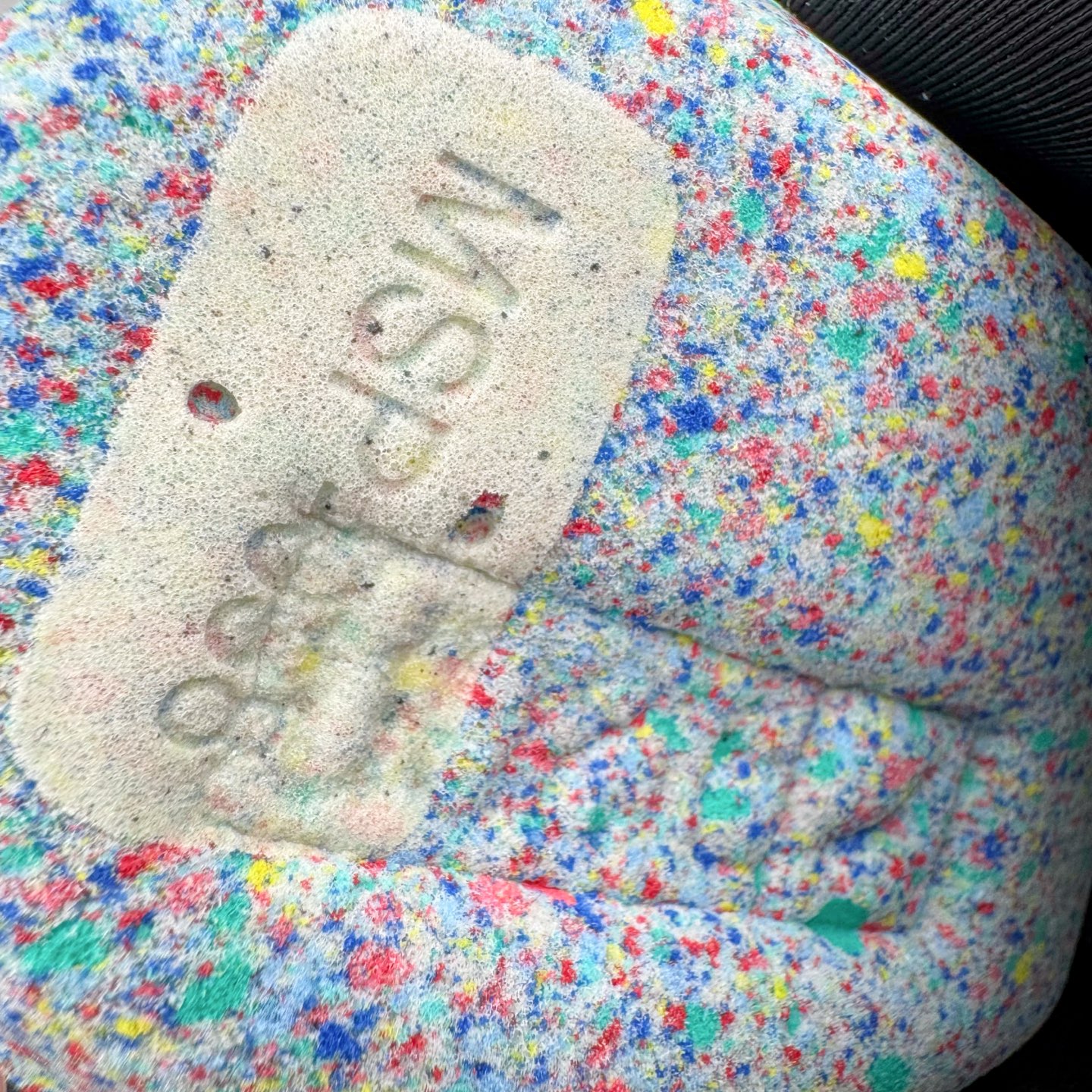 图片[10]-＃HP纯原 Rose x PUMA Speedcat 彪马联名系列情侣薄底赛车德训双鞋带舒适百搭生活休闲鞋 口碑大厂出品 品控大底版型不断改良更新 全套原纸板楦头开发 确保原汁原味 完美呈现版型 一比一鞋头弧度高度鞋身弧度 独家私模原厂航空铝磨具打磨大底 鞋头坡度极致还原 无解鞋型 原盒原配 圈内天花板工艺 原厂玻璃冲刀 超高清洁度 全鞋零毛边皮料切割 原厂中底布 鞋款从80、90年代赛车手所穿的防火赛车鞋为原型，鞋身线条模仿了赛车的流线廓形，体现了空气动力学原理的结构。简约流畅的外观，恰好又和贯穿其中的Formstrip Logo融合恰到好处，视觉上细节丰富且协调。本次Speedcat OG鞋款归来，最大看点自然式保留了窄版鞋型以及薄底构造。这两年各品牌鞋底越做越厚，Speedcat反其道而行之，上脚几乎无鞋底的效果带来耳目一新的视觉体验。鞋面依旧是以质感细腻的麂皮材质打造，并且大面积近乎全包裹的使用，复古味道也愈发浓烈。配色上更是将最原始的黑色和红色带回，向F1赛车队的标志性队服致敬。相信让各位一眼种草的更多是出挑的大红色，上脚即可瞬间点亮整体造型，在以球鞋为核心的OOTD中脱颖而出。而另一款黑色则是低调的万金油，彰显新潮个性的同时又不喧宾夺主，也是热爱简约系穿搭朋友的首选。 尺码：35.5 36 37 37.5 38 38.5 39 40 40.5 41 42 42.5 43 44 44.5 45 46-选品中心