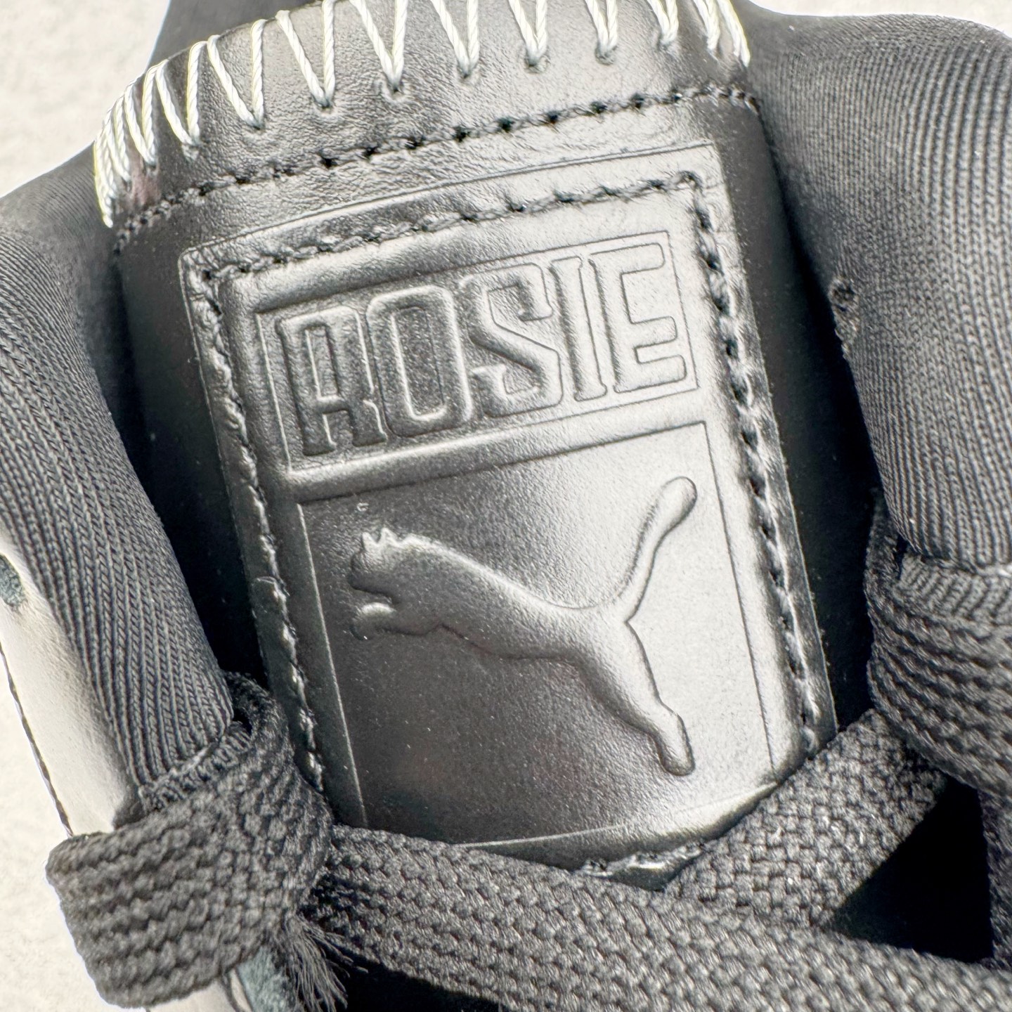 图片[15]-＃HP纯原 Rose x PUMA Speedcat 彪马联名系列情侣薄底赛车德训双鞋带舒适百搭生活休闲鞋 口碑大厂出品 品控大底版型不断改良更新 全套原纸板楦头开发 确保原汁原味 完美呈现版型 一比一鞋头弧度高度鞋身弧度 独家私模原厂航空铝磨具打磨大底 鞋头坡度极致还原 无解鞋型 原盒原配 圈内天花板工艺 原厂玻璃冲刀 超高清洁度 全鞋零毛边皮料切割 原厂中底布 鞋款从80、90年代赛车手所穿的防火赛车鞋为原型，鞋身线条模仿了赛车的流线廓形，体现了空气动力学原理的结构。简约流畅的外观，恰好又和贯穿其中的Formstrip Logo融合恰到好处，视觉上细节丰富且协调。本次Speedcat OG鞋款归来，最大看点自然式保留了窄版鞋型以及薄底构造。这两年各品牌鞋底越做越厚，Speedcat反其道而行之，上脚几乎无鞋底的效果带来耳目一新的视觉体验。鞋面依旧是以质感细腻的麂皮材质打造，并且大面积近乎全包裹的使用，复古味道也愈发浓烈。配色上更是将最原始的黑色和红色带回，向F1赛车队的标志性队服致敬。相信让各位一眼种草的更多是出挑的大红色，上脚即可瞬间点亮整体造型，在以球鞋为核心的OOTD中脱颖而出。而另一款黑色则是低调的万金油，彰显新潮个性的同时又不喧宾夺主，也是热爱简约系穿搭朋友的首选。 尺码：35.5 36 37 37.5 38 38.5 39 40 40.5 41 42 42.5 43 44 44.5 45 46-选品中心