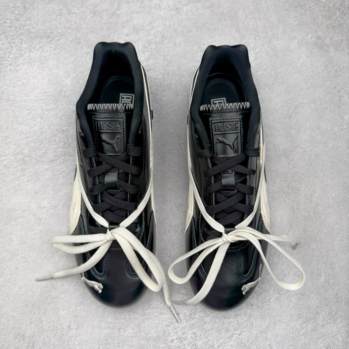 图片[2]-＃HP纯原 Rose x PUMA Speedcat 彪马联名系列情侣薄底赛车德训双鞋带舒适百搭生活休闲鞋 口碑大厂出品 品控大底版型不断改良更新 全套原纸板楦头开发 确保原汁原味 完美呈现版型 一比一鞋头弧度高度鞋身弧度 独家私模原厂航空铝磨具打磨大底 鞋头坡度极致还原 无解鞋型 原盒原配 圈内天花板工艺 原厂玻璃冲刀 超高清洁度 全鞋零毛边皮料切割 原厂中底布 鞋款从80、90年代赛车手所穿的防火赛车鞋为原型，鞋身线条模仿了赛车的流线廓形，体现了空气动力学原理的结构。简约流畅的外观，恰好又和贯穿其中的Formstrip Logo融合恰到好处，视觉上细节丰富且协调。本次Speedcat OG鞋款归来，最大看点自然式保留了窄版鞋型以及薄底构造。这两年各品牌鞋底越做越厚，Speedcat反其道而行之，上脚几乎无鞋底的效果带来耳目一新的视觉体验。鞋面依旧是以质感细腻的麂皮材质打造，并且大面积近乎全包裹的使用，复古味道也愈发浓烈。配色上更是将最原始的黑色和红色带回，向F1赛车队的标志性队服致敬。相信让各位一眼种草的更多是出挑的大红色，上脚即可瞬间点亮整体造型，在以球鞋为核心的OOTD中脱颖而出。而另一款黑色则是低调的万金油，彰显新潮个性的同时又不喧宾夺主，也是热爱简约系穿搭朋友的首选。 尺码：35.5 36 37 37.5 38 38.5 39 40 40.5 41 42 42.5 43 44 44.5 45 46-选品中心