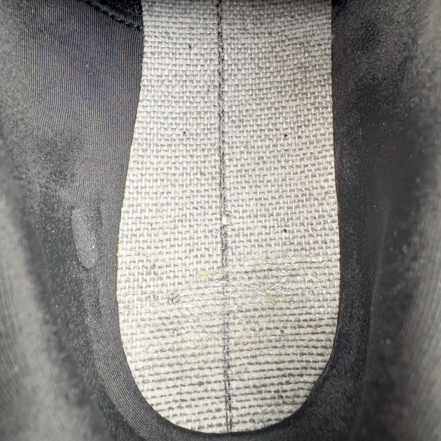 图片[11]-＃HP纯原 Rose x PUMA Speedcat 彪马联名系列情侣薄底赛车德训双鞋带舒适百搭生活休闲鞋 口碑大厂出品 品控大底版型不断改良更新 全套原纸板楦头开发 确保原汁原味 完美呈现版型 一比一鞋头弧度高度鞋身弧度 独家私模原厂航空铝磨具打磨大底 鞋头坡度极致还原 无解鞋型 原盒原配 圈内天花板工艺 原厂玻璃冲刀 超高清洁度 全鞋零毛边皮料切割 原厂中底布 鞋款从80、90年代赛车手所穿的防火赛车鞋为原型，鞋身线条模仿了赛车的流线廓形，体现了空气动力学原理的结构。简约流畅的外观，恰好又和贯穿其中的Formstrip Logo融合恰到好处，视觉上细节丰富且协调。本次Speedcat OG鞋款归来，最大看点自然式保留了窄版鞋型以及薄底构造。这两年各品牌鞋底越做越厚，Speedcat反其道而行之，上脚几乎无鞋底的效果带来耳目一新的视觉体验。鞋面依旧是以质感细腻的麂皮材质打造，并且大面积近乎全包裹的使用，复古味道也愈发浓烈。配色上更是将最原始的黑色和红色带回，向F1赛车队的标志性队服致敬。相信让各位一眼种草的更多是出挑的大红色，上脚即可瞬间点亮整体造型，在以球鞋为核心的OOTD中脱颖而出。而另一款黑色则是低调的万金油，彰显新潮个性的同时又不喧宾夺主，也是热爱简约系穿搭朋友的首选。 尺码：35.5 36 37 37.5 38 38.5 39 40 40.5 41 42 42.5 43 44 44.5 45 46-选品中心