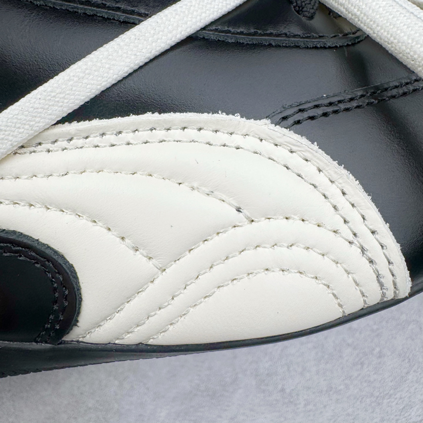 图片[19]-＃HP纯原 Rose x PUMA Speedcat 彪马联名系列情侣薄底赛车德训双鞋带舒适百搭生活休闲鞋 口碑大厂出品 品控大底版型不断改良更新 全套原纸板楦头开发 确保原汁原味 完美呈现版型 一比一鞋头弧度高度鞋身弧度 独家私模原厂航空铝磨具打磨大底 鞋头坡度极致还原 无解鞋型 原盒原配 圈内天花板工艺 原厂玻璃冲刀 超高清洁度 全鞋零毛边皮料切割 原厂中底布 鞋款从80、90年代赛车手所穿的防火赛车鞋为原型，鞋身线条模仿了赛车的流线廓形，体现了空气动力学原理的结构。简约流畅的外观，恰好又和贯穿其中的Formstrip Logo融合恰到好处，视觉上细节丰富且协调。本次Speedcat OG鞋款归来，最大看点自然式保留了窄版鞋型以及薄底构造。这两年各品牌鞋底越做越厚，Speedcat反其道而行之，上脚几乎无鞋底的效果带来耳目一新的视觉体验。鞋面依旧是以质感细腻的麂皮材质打造，并且大面积近乎全包裹的使用，复古味道也愈发浓烈。配色上更是将最原始的黑色和红色带回，向F1赛车队的标志性队服致敬。相信让各位一眼种草的更多是出挑的大红色，上脚即可瞬间点亮整体造型，在以球鞋为核心的OOTD中脱颖而出。而另一款黑色则是低调的万金油，彰显新潮个性的同时又不喧宾夺主，也是热爱简约系穿搭朋友的首选。 尺码：35.5 36 37 37.5 38 38.5 39 40 40.5 41 42 42.5 43 44 44.5 45 46-选品中心