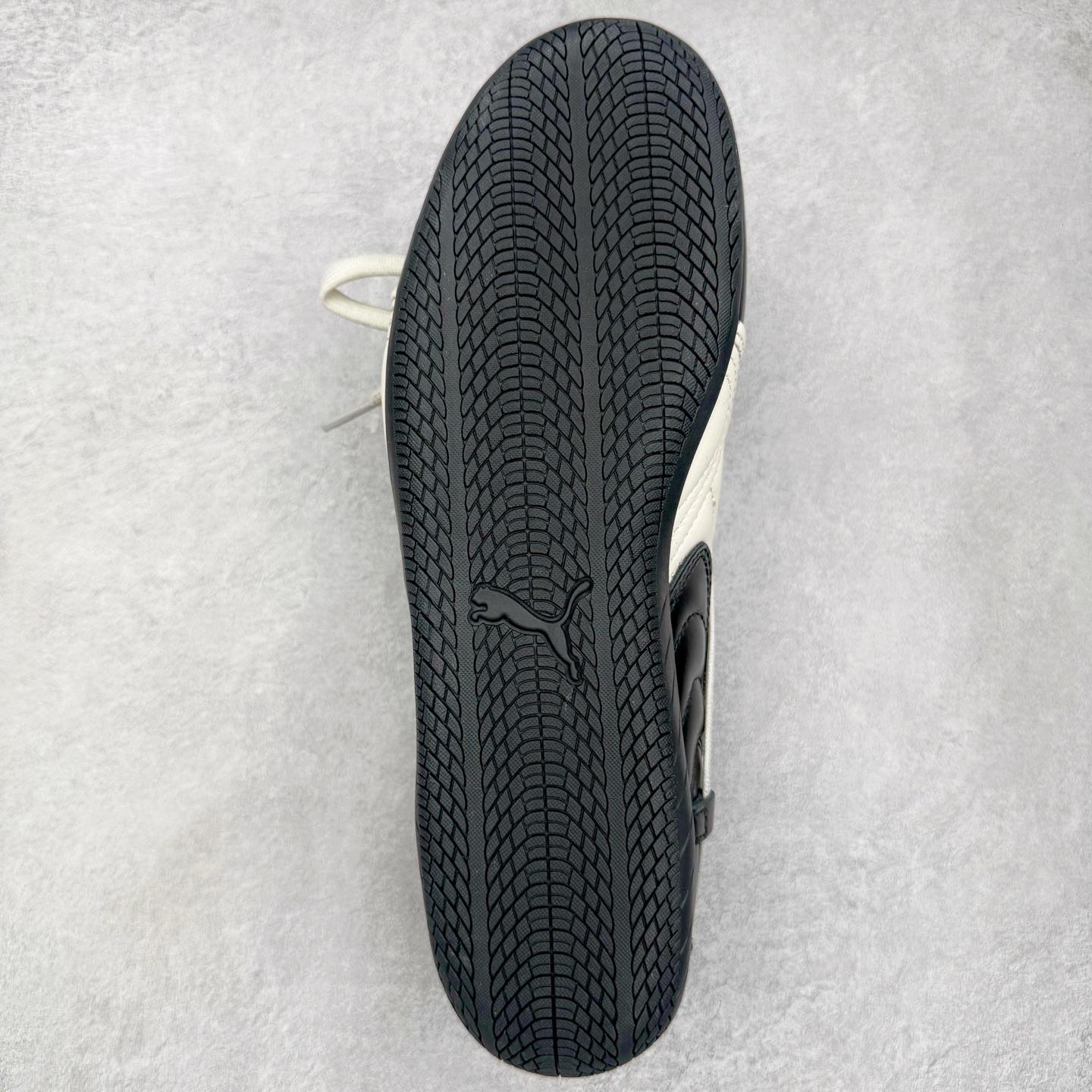 图片[9]-＃HP纯原 Rose x PUMA Speedcat 彪马联名系列情侣薄底赛车德训双鞋带舒适百搭生活休闲鞋 口碑大厂出品 品控大底版型不断改良更新 全套原纸板楦头开发 确保原汁原味 完美呈现版型 一比一鞋头弧度高度鞋身弧度 独家私模原厂航空铝磨具打磨大底 鞋头坡度极致还原 无解鞋型 原盒原配 圈内天花板工艺 原厂玻璃冲刀 超高清洁度 全鞋零毛边皮料切割 原厂中底布 鞋款从80、90年代赛车手所穿的防火赛车鞋为原型，鞋身线条模仿了赛车的流线廓形，体现了空气动力学原理的结构。简约流畅的外观，恰好又和贯穿其中的Formstrip Logo融合恰到好处，视觉上细节丰富且协调。本次Speedcat OG鞋款归来，最大看点自然式保留了窄版鞋型以及薄底构造。这两年各品牌鞋底越做越厚，Speedcat反其道而行之，上脚几乎无鞋底的效果带来耳目一新的视觉体验。鞋面依旧是以质感细腻的麂皮材质打造，并且大面积近乎全包裹的使用，复古味道也愈发浓烈。配色上更是将最原始的黑色和红色带回，向F1赛车队的标志性队服致敬。相信让各位一眼种草的更多是出挑的大红色，上脚即可瞬间点亮整体造型，在以球鞋为核心的OOTD中脱颖而出。而另一款黑色则是低调的万金油，彰显新潮个性的同时又不喧宾夺主，也是热爱简约系穿搭朋友的首选。 尺码：35.5 36 37 37.5 38 38.5 39 40 40.5 41 42 42.5 43 44 44.5 45 46-选品中心