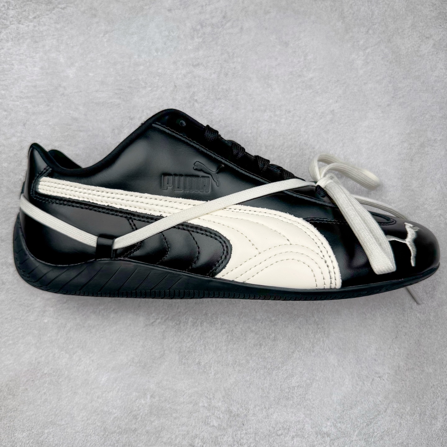 ＃HP纯原 Rose x PUMA Speedcat 彪马联名系列情侣薄底赛车德训双鞋带舒适百搭生活休闲鞋 口碑大厂出品 品控大底版型不断改良更新 全套原纸板楦头开发 确保原汁原味 完美呈现版型 一比一鞋头弧度高度鞋身弧度 独家私模原厂航空铝磨具打磨大底 鞋头坡度极致还原 无解鞋型 原盒原配 圈内天花板工艺 原厂玻璃冲刀 超高清洁度 全鞋零毛边皮料切割 原厂中底布 鞋款从80、90年代赛车手所穿的防火赛车鞋为原型，鞋身线条模仿了赛车的流线廓形，体现了空气动力学原理的结构。简约流畅的外观，恰好又和贯穿其中的Formstrip Logo融合恰到好处，视觉上细节丰富且协调。本次Speedcat OG鞋款归来，最大看点自然式保留了窄版鞋型以及薄底构造。这两年各品牌鞋底越做越厚，Speedcat反其道而行之，上脚几乎无鞋底的效果带来耳目一新的视觉体验。鞋面依旧是以质感细腻的麂皮材质打造，并且大面积近乎全包裹的使用，复古味道也愈发浓烈。配色上更是将最原始的黑色和红色带回，向F1赛车队的标志性队服致敬。相信让各位一眼种草的更多是出挑的大红色，上脚即可瞬间点亮整体造型，在以球鞋为核心的OOTD中脱颖而出。而另一款黑色则是低调的万金油，彰显新潮个性的同时又不喧宾夺主，也是热爱简约系穿搭朋友的首选。 尺码：35.5 36 37 37.5 38 38.5 39 40 40.5 41 42 42.5 43 44 44.5 45 46-选品中心