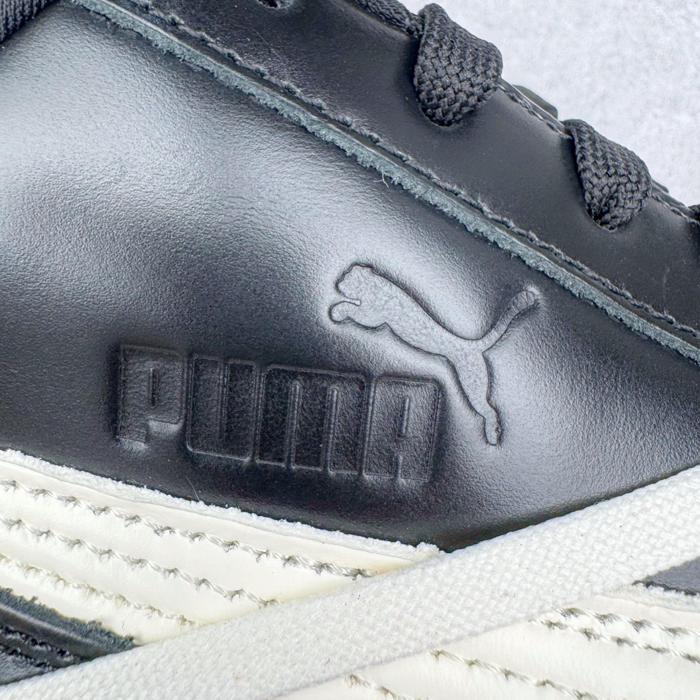 图片[18]-＃HP纯原 Rose x PUMA Speedcat 彪马联名系列情侣薄底赛车德训双鞋带舒适百搭生活休闲鞋 口碑大厂出品 品控大底版型不断改良更新 全套原纸板楦头开发 确保原汁原味 完美呈现版型 一比一鞋头弧度高度鞋身弧度 独家私模原厂航空铝磨具打磨大底 鞋头坡度极致还原 无解鞋型 原盒原配 圈内天花板工艺 原厂玻璃冲刀 超高清洁度 全鞋零毛边皮料切割 原厂中底布 鞋款从80、90年代赛车手所穿的防火赛车鞋为原型，鞋身线条模仿了赛车的流线廓形，体现了空气动力学原理的结构。简约流畅的外观，恰好又和贯穿其中的Formstrip Logo融合恰到好处，视觉上细节丰富且协调。本次Speedcat OG鞋款归来，最大看点自然式保留了窄版鞋型以及薄底构造。这两年各品牌鞋底越做越厚，Speedcat反其道而行之，上脚几乎无鞋底的效果带来耳目一新的视觉体验。鞋面依旧是以质感细腻的麂皮材质打造，并且大面积近乎全包裹的使用，复古味道也愈发浓烈。配色上更是将最原始的黑色和红色带回，向F1赛车队的标志性队服致敬。相信让各位一眼种草的更多是出挑的大红色，上脚即可瞬间点亮整体造型，在以球鞋为核心的OOTD中脱颖而出。而另一款黑色则是低调的万金油，彰显新潮个性的同时又不喧宾夺主，也是热爱简约系穿搭朋友的首选。 尺码：35.5 36 37 37.5 38 38.5 39 40 40.5 41 42 42.5 43 44 44.5 45 46-选品中心