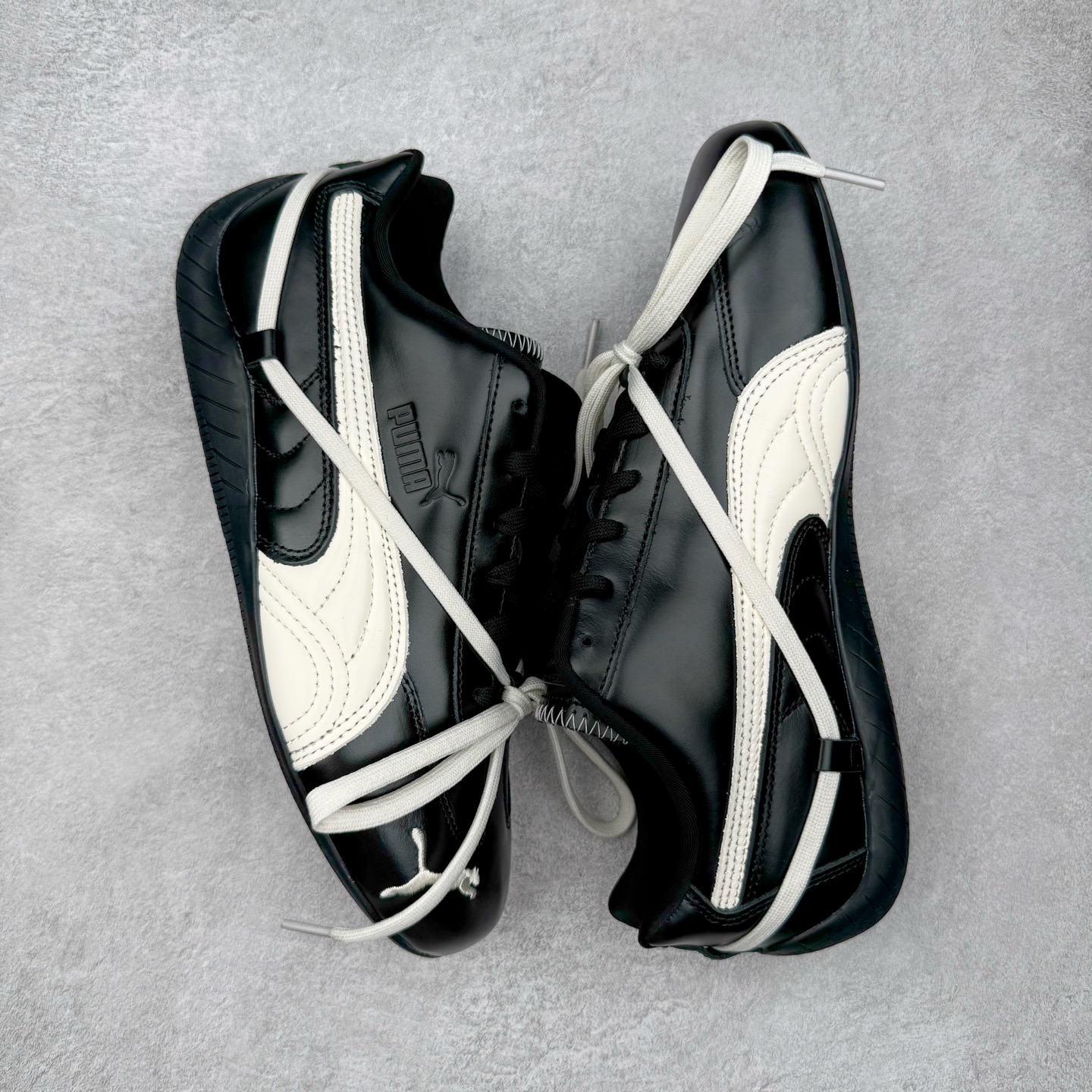 图片[3]-＃HP纯原 Rose x PUMA Speedcat 彪马联名系列情侣薄底赛车德训双鞋带舒适百搭生活休闲鞋 口碑大厂出品 品控大底版型不断改良更新 全套原纸板楦头开发 确保原汁原味 完美呈现版型 一比一鞋头弧度高度鞋身弧度 独家私模原厂航空铝磨具打磨大底 鞋头坡度极致还原 无解鞋型 原盒原配 圈内天花板工艺 原厂玻璃冲刀 超高清洁度 全鞋零毛边皮料切割 原厂中底布 鞋款从80、90年代赛车手所穿的防火赛车鞋为原型，鞋身线条模仿了赛车的流线廓形，体现了空气动力学原理的结构。简约流畅的外观，恰好又和贯穿其中的Formstrip Logo融合恰到好处，视觉上细节丰富且协调。本次Speedcat OG鞋款归来，最大看点自然式保留了窄版鞋型以及薄底构造。这两年各品牌鞋底越做越厚，Speedcat反其道而行之，上脚几乎无鞋底的效果带来耳目一新的视觉体验。鞋面依旧是以质感细腻的麂皮材质打造，并且大面积近乎全包裹的使用，复古味道也愈发浓烈。配色上更是将最原始的黑色和红色带回，向F1赛车队的标志性队服致敬。相信让各位一眼种草的更多是出挑的大红色，上脚即可瞬间点亮整体造型，在以球鞋为核心的OOTD中脱颖而出。而另一款黑色则是低调的万金油，彰显新潮个性的同时又不喧宾夺主，也是热爱简约系穿搭朋友的首选。 尺码：35.5 36 37 37.5 38 38.5 39 40 40.5 41 42 42.5 43 44 44.5 45 46-选品中心