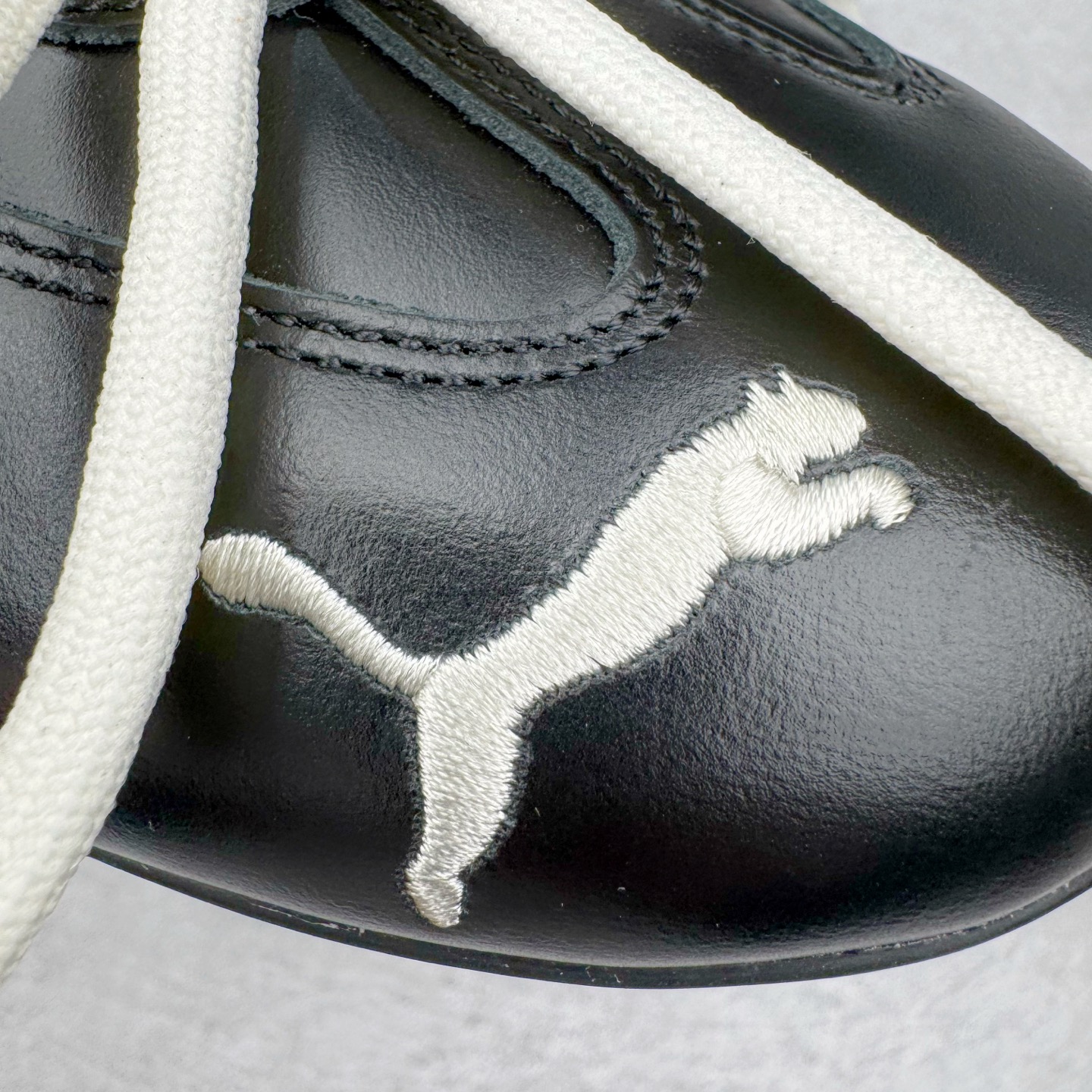 图片[17]-＃HP纯原 Rose x PUMA Speedcat 彪马联名系列情侣薄底赛车德训双鞋带舒适百搭生活休闲鞋 口碑大厂出品 品控大底版型不断改良更新 全套原纸板楦头开发 确保原汁原味 完美呈现版型 一比一鞋头弧度高度鞋身弧度 独家私模原厂航空铝磨具打磨大底 鞋头坡度极致还原 无解鞋型 原盒原配 圈内天花板工艺 原厂玻璃冲刀 超高清洁度 全鞋零毛边皮料切割 原厂中底布 鞋款从80、90年代赛车手所穿的防火赛车鞋为原型，鞋身线条模仿了赛车的流线廓形，体现了空气动力学原理的结构。简约流畅的外观，恰好又和贯穿其中的Formstrip Logo融合恰到好处，视觉上细节丰富且协调。本次Speedcat OG鞋款归来，最大看点自然式保留了窄版鞋型以及薄底构造。这两年各品牌鞋底越做越厚，Speedcat反其道而行之，上脚几乎无鞋底的效果带来耳目一新的视觉体验。鞋面依旧是以质感细腻的麂皮材质打造，并且大面积近乎全包裹的使用，复古味道也愈发浓烈。配色上更是将最原始的黑色和红色带回，向F1赛车队的标志性队服致敬。相信让各位一眼种草的更多是出挑的大红色，上脚即可瞬间点亮整体造型，在以球鞋为核心的OOTD中脱颖而出。而另一款黑色则是低调的万金油，彰显新潮个性的同时又不喧宾夺主，也是热爱简约系穿搭朋友的首选。 尺码：35.5 36 37 37.5 38 38.5 39 40 40.5 41 42 42.5 43 44 44.5 45 46-选品中心