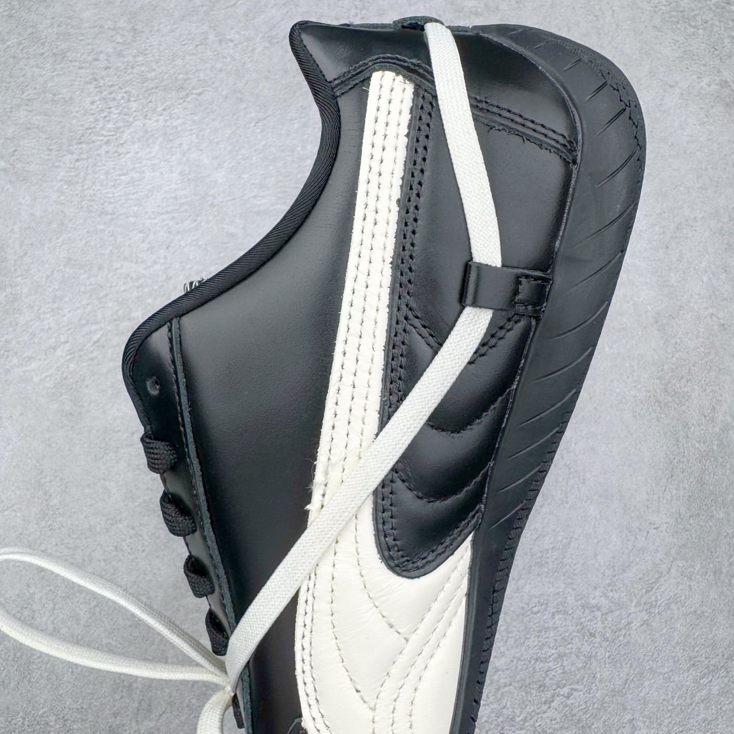 图片[7]-＃HP纯原 Rose x PUMA Speedcat 彪马联名系列情侣薄底赛车德训双鞋带舒适百搭生活休闲鞋 口碑大厂出品 品控大底版型不断改良更新 全套原纸板楦头开发 确保原汁原味 完美呈现版型 一比一鞋头弧度高度鞋身弧度 独家私模原厂航空铝磨具打磨大底 鞋头坡度极致还原 无解鞋型 原盒原配 圈内天花板工艺 原厂玻璃冲刀 超高清洁度 全鞋零毛边皮料切割 原厂中底布 鞋款从80、90年代赛车手所穿的防火赛车鞋为原型，鞋身线条模仿了赛车的流线廓形，体现了空气动力学原理的结构。简约流畅的外观，恰好又和贯穿其中的Formstrip Logo融合恰到好处，视觉上细节丰富且协调。本次Speedcat OG鞋款归来，最大看点自然式保留了窄版鞋型以及薄底构造。这两年各品牌鞋底越做越厚，Speedcat反其道而行之，上脚几乎无鞋底的效果带来耳目一新的视觉体验。鞋面依旧是以质感细腻的麂皮材质打造，并且大面积近乎全包裹的使用，复古味道也愈发浓烈。配色上更是将最原始的黑色和红色带回，向F1赛车队的标志性队服致敬。相信让各位一眼种草的更多是出挑的大红色，上脚即可瞬间点亮整体造型，在以球鞋为核心的OOTD中脱颖而出。而另一款黑色则是低调的万金油，彰显新潮个性的同时又不喧宾夺主，也是热爱简约系穿搭朋友的首选。 尺码：35.5 36 37 37.5 38 38.5 39 40 40.5 41 42 42.5 43 44 44.5 45 46-选品中心