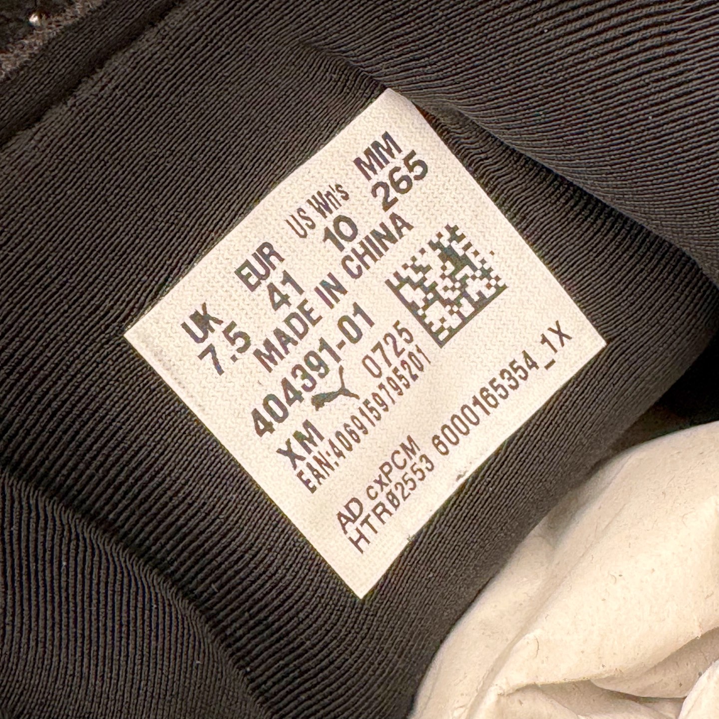 图片[12]-＃HP纯原 Rose x PUMA Speedcat 彪马联名系列情侣薄底赛车德训双鞋带舒适百搭生活休闲鞋 口碑大厂出品 品控大底版型不断改良更新 全套原纸板楦头开发 确保原汁原味 完美呈现版型 一比一鞋头弧度高度鞋身弧度 独家私模原厂航空铝磨具打磨大底 鞋头坡度极致还原 无解鞋型 原盒原配 圈内天花板工艺 原厂玻璃冲刀 超高清洁度 全鞋零毛边皮料切割 原厂中底布 鞋款从80、90年代赛车手所穿的防火赛车鞋为原型，鞋身线条模仿了赛车的流线廓形，体现了空气动力学原理的结构。简约流畅的外观，恰好又和贯穿其中的Formstrip Logo融合恰到好处，视觉上细节丰富且协调。本次Speedcat OG鞋款归来，最大看点自然式保留了窄版鞋型以及薄底构造。这两年各品牌鞋底越做越厚，Speedcat反其道而行之，上脚几乎无鞋底的效果带来耳目一新的视觉体验。鞋面依旧是以质感细腻的麂皮材质打造，并且大面积近乎全包裹的使用，复古味道也愈发浓烈。配色上更是将最原始的黑色和红色带回，向F1赛车队的标志性队服致敬。相信让各位一眼种草的更多是出挑的大红色，上脚即可瞬间点亮整体造型，在以球鞋为核心的OOTD中脱颖而出。而另一款黑色则是低调的万金油，彰显新潮个性的同时又不喧宾夺主，也是热爱简约系穿搭朋友的首选。 尺码：35.5 36 37 37.5 38 38.5 39 40 40.5 41 42 42.5 43 44 44.5 45 46-选品中心