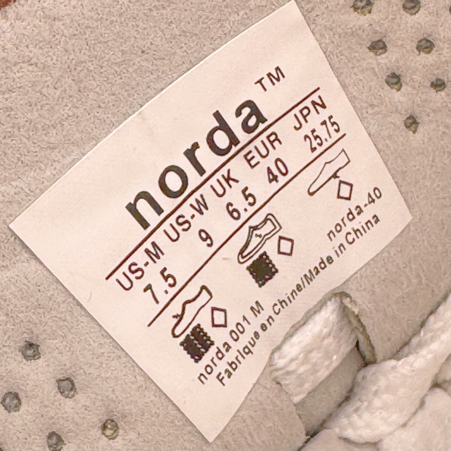 图片[14]-＃纯原 NORDA 001 G+ 轻便户外运动舒适防滑耐磨低帮跑步鞋 Norda是一个来自加拿大的品牌，由两位越野跑者Nicholas Martire 和Willamina Martire夫妇联合其他两位合作者创立，旨在打造全球最佳的越野跑鞋。在品牌正式成立之前，他们邀请了运动员、艺术家和材料专家，共同讨论如何塑造这个全新的品牌。最终，Norda品牌在2020年正式成立，但他们的第一双鞋子Norda001直到2022年1月才发布。在品牌成立的三年里，Norda总共只推出了两款跑鞋，但在配色和其他品牌的合作上却频频发力。包括Zegna、Ciele和Satisfy等跑步圈里的当红品牌，都进行了联名。Zegna更是在今年年初收购了一部分Norda的股份，并宣称将会在未来投入更多资金支持品牌的发展。尺码：36 36.5 37.5 38 38.5 39 40 40.5 41 42 42.5 43 44 44.5 45 46-选品中心