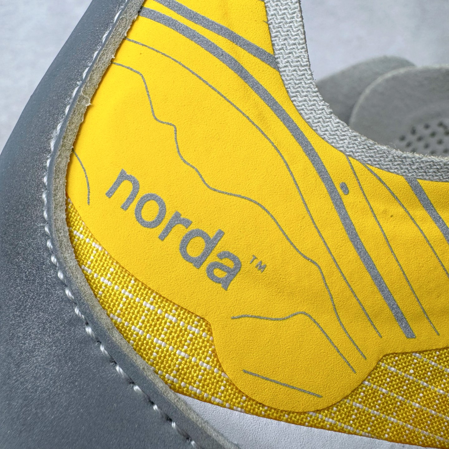 图片[18]-＃纯原 NORDA 001 G+ 轻便户外运动舒适防滑耐磨低帮跑步鞋 Norda是一个来自加拿大的品牌，由两位越野跑者Nicholas Martire 和Willamina Martire夫妇联合其他两位合作者创立，旨在打造全球最佳的越野跑鞋。在品牌正式成立之前，他们邀请了运动员、艺术家和材料专家，共同讨论如何塑造这个全新的品牌。最终，Norda品牌在2020年正式成立，但他们的第一双鞋子Norda001直到2022年1月才发布。在品牌成立的三年里，Norda总共只推出了两款跑鞋，但在配色和其他品牌的合作上却频频发力。包括Zegna、Ciele和Satisfy等跑步圈里的当红品牌，都进行了联名。Zegna更是在今年年初收购了一部分Norda的股份，并宣称将会在未来投入更多资金支持品牌的发展。尺码：36 36.5 37.5 38 38.5 39 40 40.5 41 42 42.5 43 44 44.5 45 46-选品中心