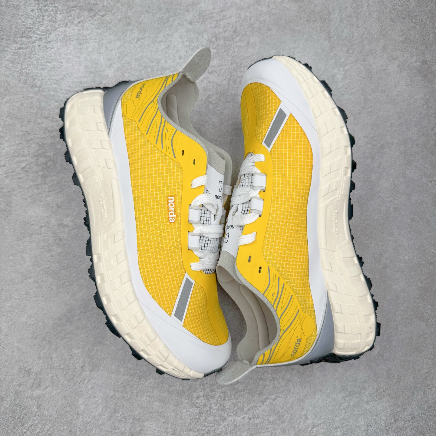 图片[3]-＃纯原 NORDA 001 G+ 轻便户外运动舒适防滑耐磨低帮跑步鞋 Norda是一个来自加拿大的品牌，由两位越野跑者Nicholas Martire 和Willamina Martire夫妇联合其他两位合作者创立，旨在打造全球最佳的越野跑鞋。在品牌正式成立之前，他们邀请了运动员、艺术家和材料专家，共同讨论如何塑造这个全新的品牌。最终，Norda品牌在2020年正式成立，但他们的第一双鞋子Norda001直到2022年1月才发布。在品牌成立的三年里，Norda总共只推出了两款跑鞋，但在配色和其他品牌的合作上却频频发力。包括Zegna、Ciele和Satisfy等跑步圈里的当红品牌，都进行了联名。Zegna更是在今年年初收购了一部分Norda的股份，并宣称将会在未来投入更多资金支持品牌的发展。尺码：36 36.5 37.5 38 38.5 39 40 40.5 41 42 42.5 43 44 44.5 45 46-选品中心
