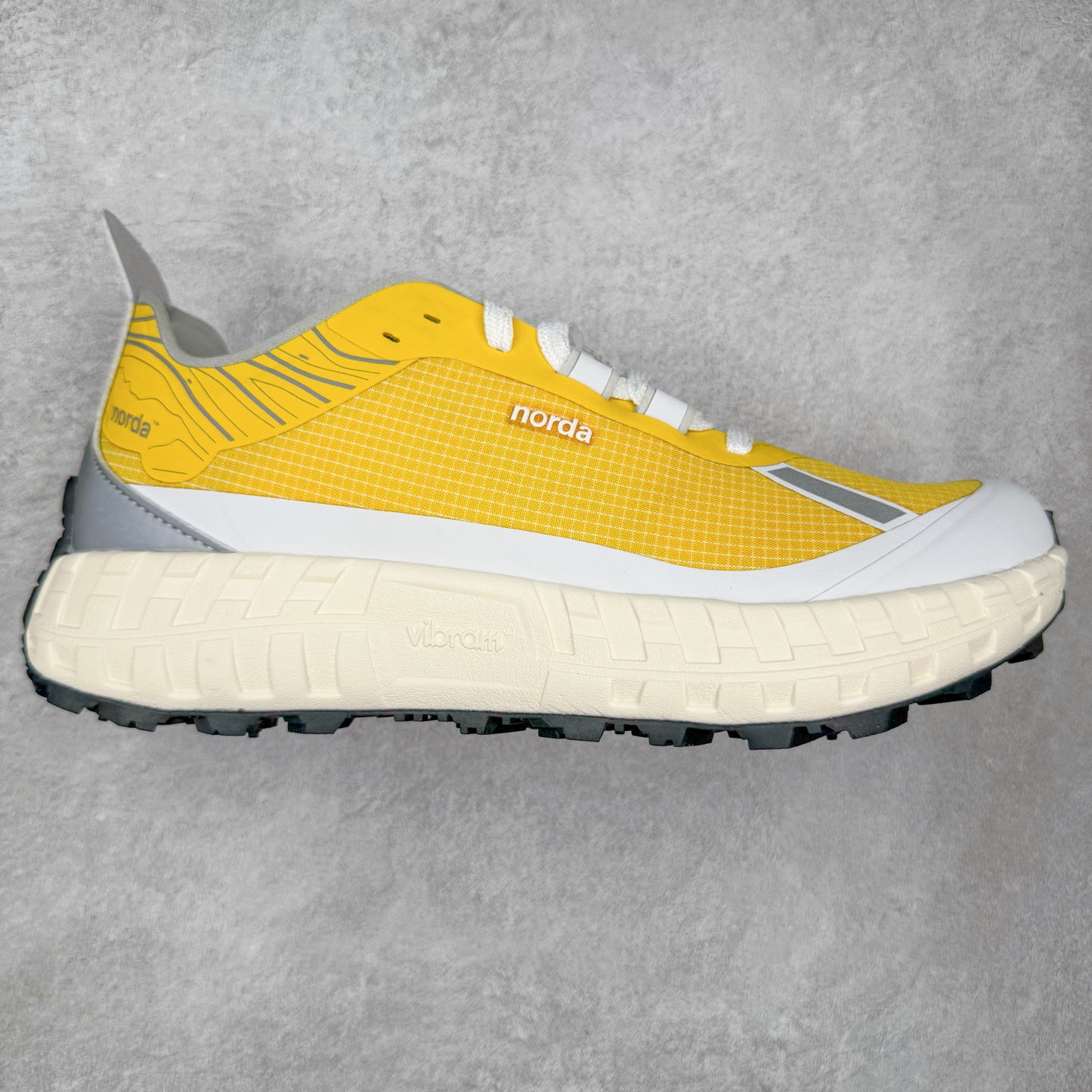 ＃纯原 NORDA 001 G+ 轻便户外运动舒适防滑耐磨低帮跑步鞋 Norda是一个来自加拿大的品牌，由两位越野跑者Nicholas Martire 和Willamina Martire夫妇联合其他两位合作者创立，旨在打造全球最佳的越野跑鞋。在品牌正式成立之前，他们邀请了运动员、艺术家和材料专家，共同讨论如何塑造这个全新的品牌。最终，Norda品牌在2020年正式成立，但他们的第一双鞋子Norda001直到2022年1月才发布。在品牌成立的三年里，Norda总共只推出了两款跑鞋，但在配色和其他品牌的合作上却频频发力。包括Zegna、Ciele和Satisfy等跑步圈里的当红品牌，都进行了联名。Zegna更是在今年年初收购了一部分Norda的股份，并宣称将会在未来投入更多资金支持品牌的发展。尺码：36 36.5 37.5 38 38.5 39 40 40.5 41 42 42.5 43 44 44.5 45 46-选品中心