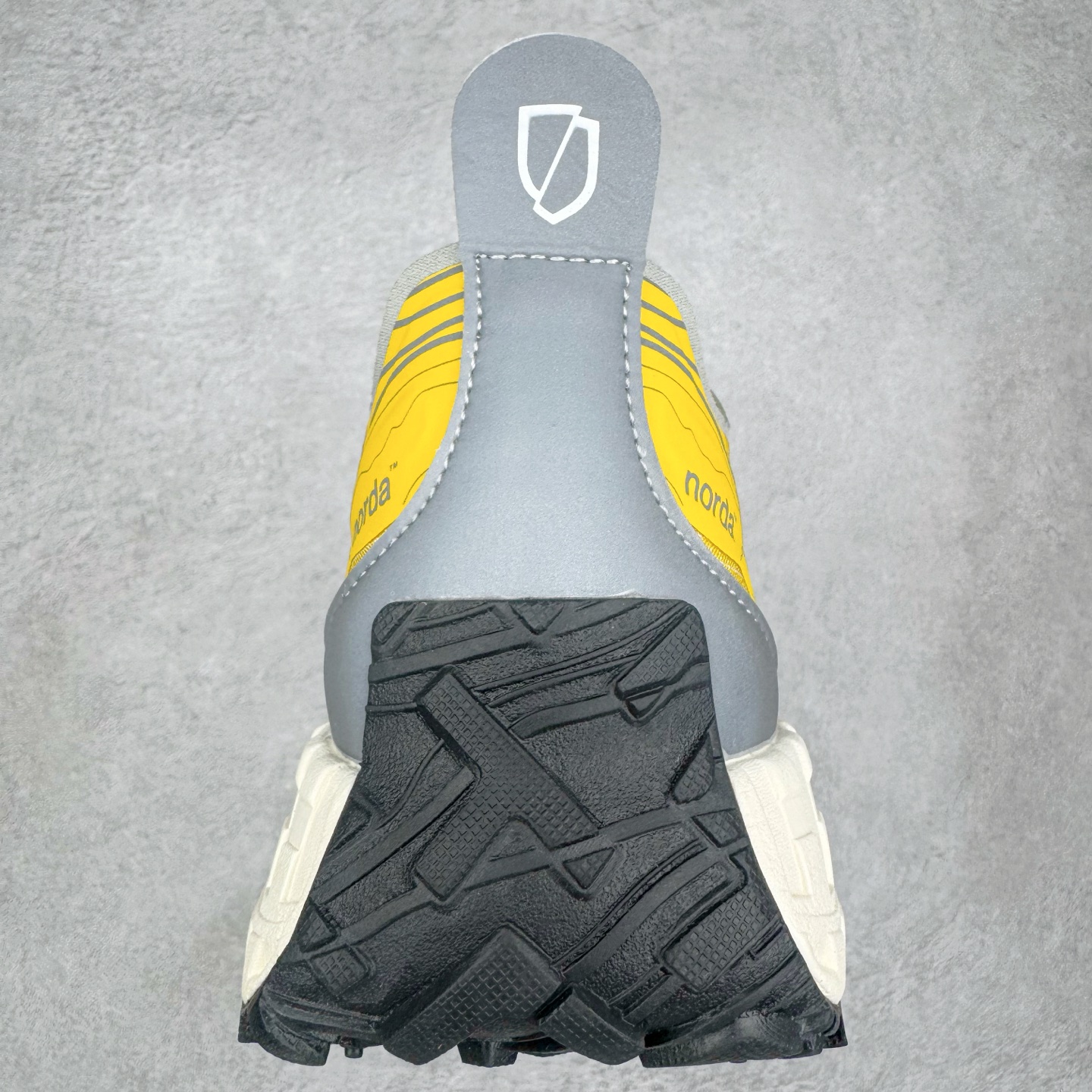 图片[8]-＃纯原 NORDA 001 G+ 轻便户外运动舒适防滑耐磨低帮跑步鞋 Norda是一个来自加拿大的品牌，由两位越野跑者Nicholas Martire 和Willamina Martire夫妇联合其他两位合作者创立，旨在打造全球最佳的越野跑鞋。在品牌正式成立之前，他们邀请了运动员、艺术家和材料专家，共同讨论如何塑造这个全新的品牌。最终，Norda品牌在2020年正式成立，但他们的第一双鞋子Norda001直到2022年1月才发布。在品牌成立的三年里，Norda总共只推出了两款跑鞋，但在配色和其他品牌的合作上却频频发力。包括Zegna、Ciele和Satisfy等跑步圈里的当红品牌，都进行了联名。Zegna更是在今年年初收购了一部分Norda的股份，并宣称将会在未来投入更多资金支持品牌的发展。尺码：36 36.5 37.5 38 38.5 39 40 40.5 41 42 42.5 43 44 44.5 45 46-选品中心