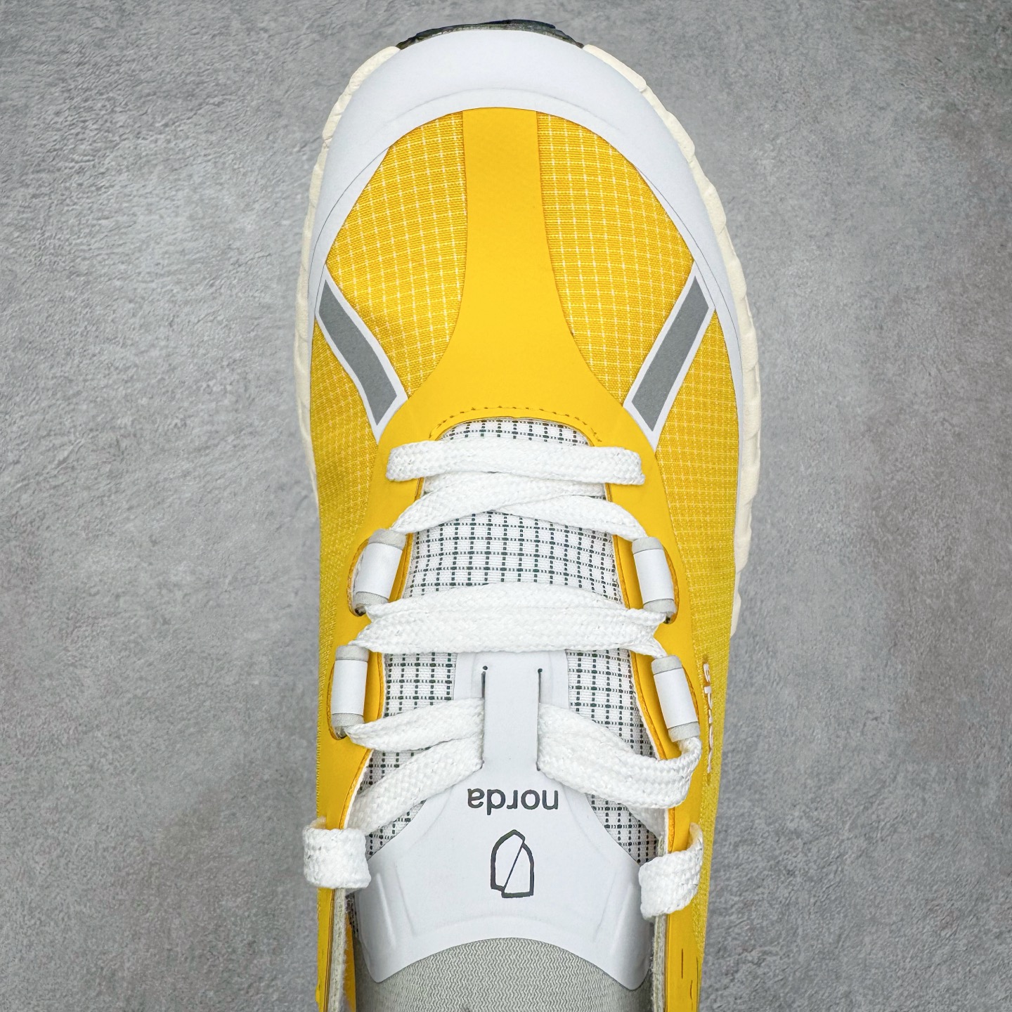 图片[4]-＃纯原 NORDA 001 G+ 轻便户外运动舒适防滑耐磨低帮跑步鞋 Norda是一个来自加拿大的品牌，由两位越野跑者Nicholas Martire 和Willamina Martire夫妇联合其他两位合作者创立，旨在打造全球最佳的越野跑鞋。在品牌正式成立之前，他们邀请了运动员、艺术家和材料专家，共同讨论如何塑造这个全新的品牌。最终，Norda品牌在2020年正式成立，但他们的第一双鞋子Norda001直到2022年1月才发布。在品牌成立的三年里，Norda总共只推出了两款跑鞋，但在配色和其他品牌的合作上却频频发力。包括Zegna、Ciele和Satisfy等跑步圈里的当红品牌，都进行了联名。Zegna更是在今年年初收购了一部分Norda的股份，并宣称将会在未来投入更多资金支持品牌的发展。尺码：36 36.5 37.5 38 38.5 39 40 40.5 41 42 42.5 43 44 44.5 45 46-选品中心