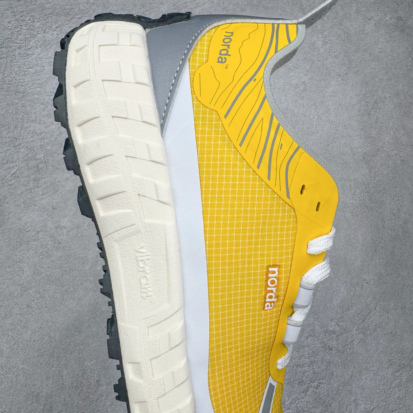 图片[7]-＃纯原 NORDA 001 G+ 轻便户外运动舒适防滑耐磨低帮跑步鞋 Norda是一个来自加拿大的品牌，由两位越野跑者Nicholas Martire 和Willamina Martire夫妇联合其他两位合作者创立，旨在打造全球最佳的越野跑鞋。在品牌正式成立之前，他们邀请了运动员、艺术家和材料专家，共同讨论如何塑造这个全新的品牌。最终，Norda品牌在2020年正式成立，但他们的第一双鞋子Norda001直到2022年1月才发布。在品牌成立的三年里，Norda总共只推出了两款跑鞋，但在配色和其他品牌的合作上却频频发力。包括Zegna、Ciele和Satisfy等跑步圈里的当红品牌，都进行了联名。Zegna更是在今年年初收购了一部分Norda的股份，并宣称将会在未来投入更多资金支持品牌的发展。尺码：36 36.5 37.5 38 38.5 39 40 40.5 41 42 42.5 43 44 44.5 45 46-选品中心