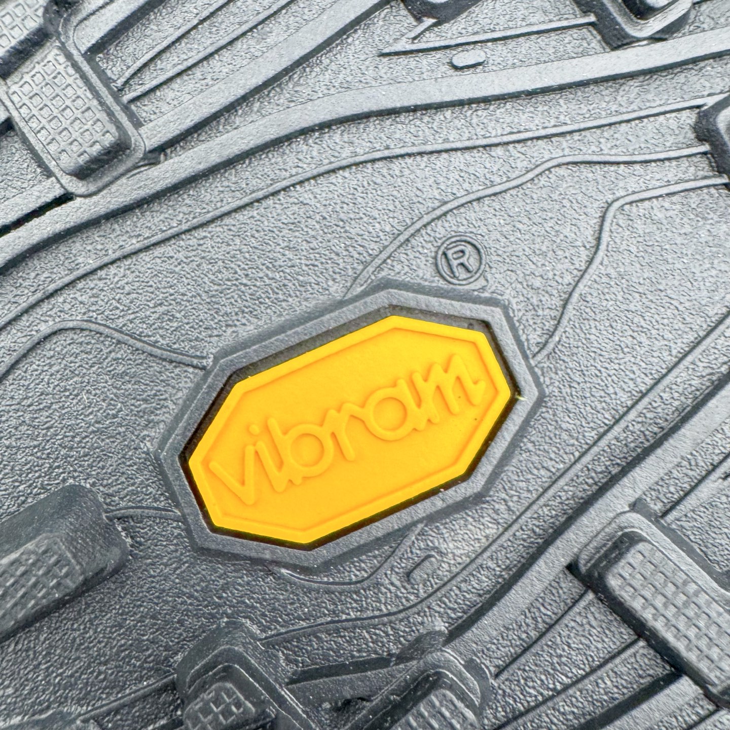 图片[10]-＃纯原 NORDA 001 G+ 轻便户外运动舒适防滑耐磨低帮跑步鞋 Norda是一个来自加拿大的品牌，由两位越野跑者Nicholas Martire 和Willamina Martire夫妇联合其他两位合作者创立，旨在打造全球最佳的越野跑鞋。在品牌正式成立之前，他们邀请了运动员、艺术家和材料专家，共同讨论如何塑造这个全新的品牌。最终，Norda品牌在2020年正式成立，但他们的第一双鞋子Norda001直到2022年1月才发布。在品牌成立的三年里，Norda总共只推出了两款跑鞋，但在配色和其他品牌的合作上却频频发力。包括Zegna、Ciele和Satisfy等跑步圈里的当红品牌，都进行了联名。Zegna更是在今年年初收购了一部分Norda的股份，并宣称将会在未来投入更多资金支持品牌的发展。尺码：36 36.5 37.5 38 38.5 39 40 40.5 41 42 42.5 43 44 44.5 45 46-选品中心