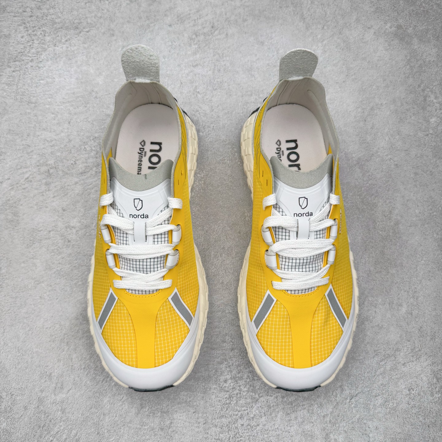 图片[2]-＃纯原 NORDA 001 G+ 轻便户外运动舒适防滑耐磨低帮跑步鞋 Norda是一个来自加拿大的品牌，由两位越野跑者Nicholas Martire 和Willamina Martire夫妇联合其他两位合作者创立，旨在打造全球最佳的越野跑鞋。在品牌正式成立之前，他们邀请了运动员、艺术家和材料专家，共同讨论如何塑造这个全新的品牌。最终，Norda品牌在2020年正式成立，但他们的第一双鞋子Norda001直到2022年1月才发布。在品牌成立的三年里，Norda总共只推出了两款跑鞋，但在配色和其他品牌的合作上却频频发力。包括Zegna、Ciele和Satisfy等跑步圈里的当红品牌，都进行了联名。Zegna更是在今年年初收购了一部分Norda的股份，并宣称将会在未来投入更多资金支持品牌的发展。尺码：36 36.5 37.5 38 38.5 39 40 40.5 41 42 42.5 43 44 44.5 45 46-选品中心
