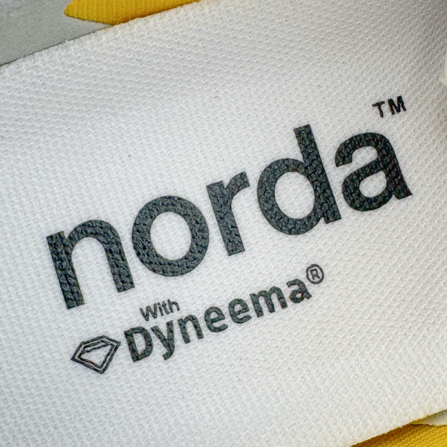 图片[13]-＃纯原 NORDA 001 G+ 轻便户外运动舒适防滑耐磨低帮跑步鞋 Norda是一个来自加拿大的品牌，由两位越野跑者Nicholas Martire 和Willamina Martire夫妇联合其他两位合作者创立，旨在打造全球最佳的越野跑鞋。在品牌正式成立之前，他们邀请了运动员、艺术家和材料专家，共同讨论如何塑造这个全新的品牌。最终，Norda品牌在2020年正式成立，但他们的第一双鞋子Norda001直到2022年1月才发布。在品牌成立的三年里，Norda总共只推出了两款跑鞋，但在配色和其他品牌的合作上却频频发力。包括Zegna、Ciele和Satisfy等跑步圈里的当红品牌，都进行了联名。Zegna更是在今年年初收购了一部分Norda的股份，并宣称将会在未来投入更多资金支持品牌的发展。尺码：36 36.5 37.5 38 38.5 39 40 40.5 41 42 42.5 43 44 44.5 45 46-选品中心